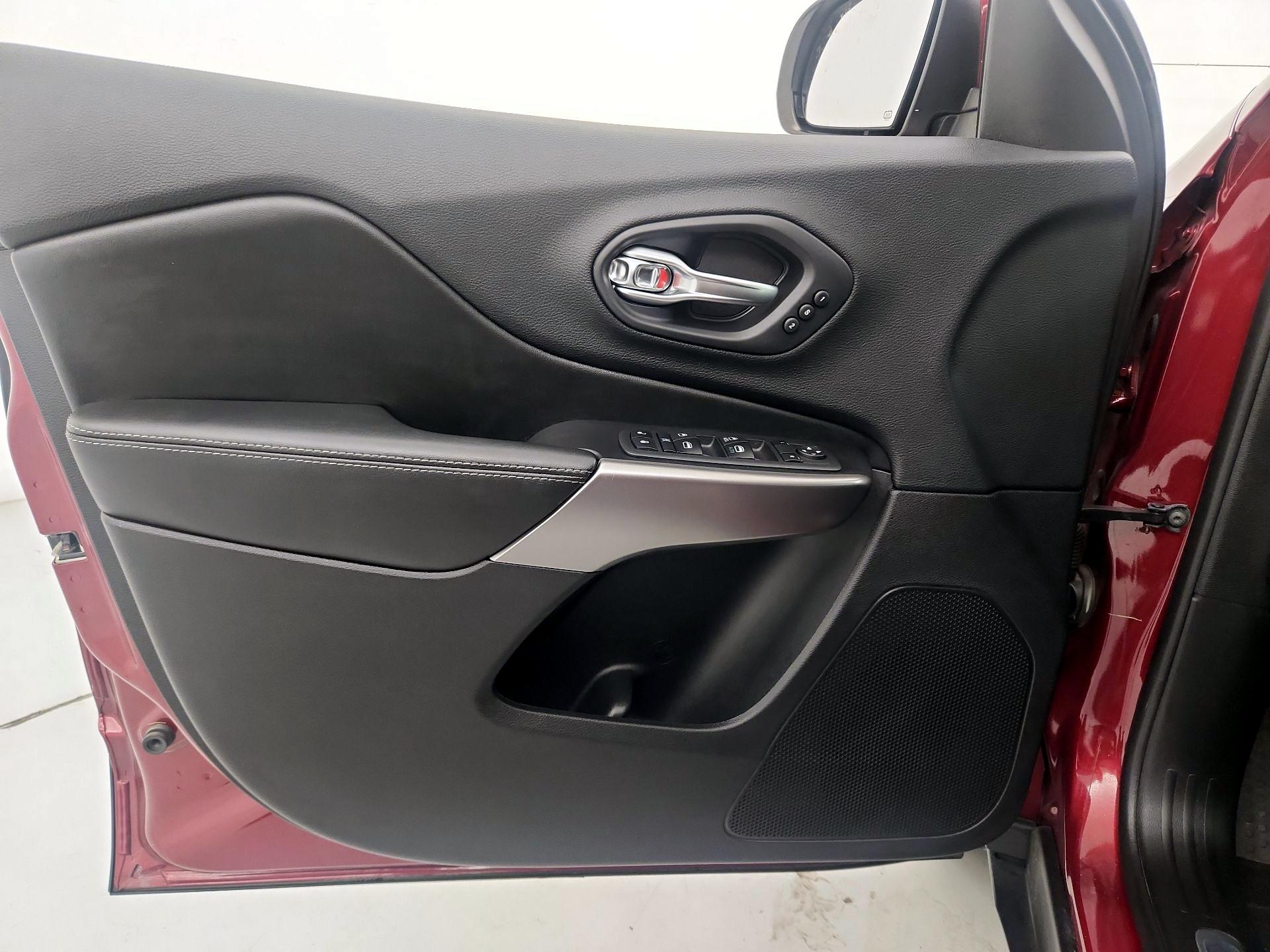 Thumbnail: 2020 Jeep Cherokee - 12