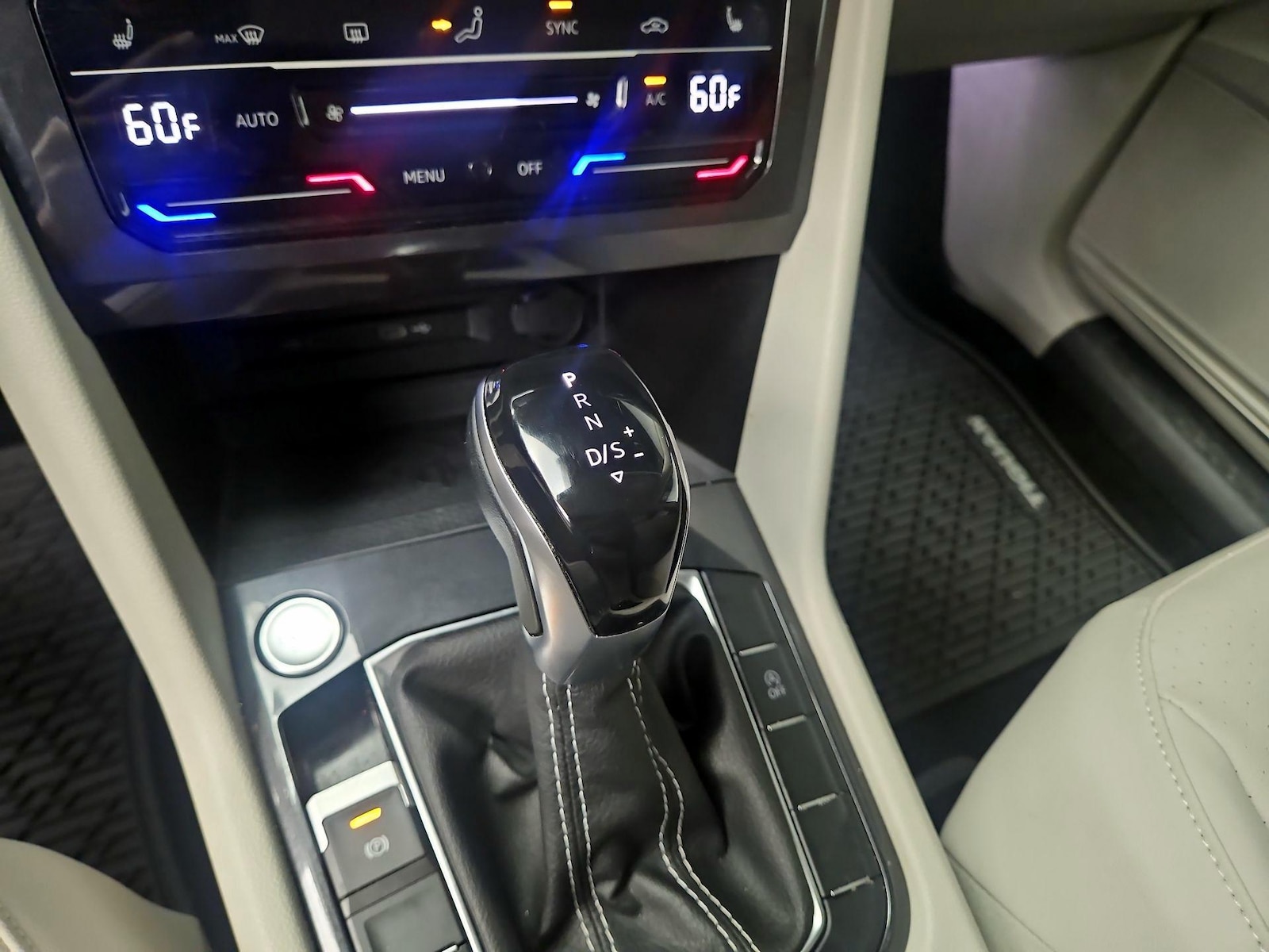 2022 Volkswagen Tiguan SE - Photo 18