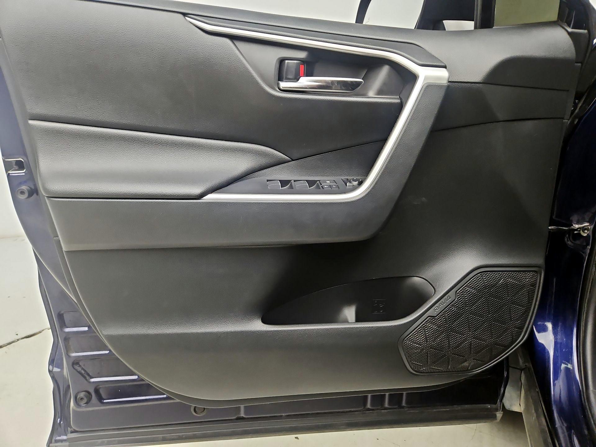 Thumbnail: 2019 Toyota RAV4 - 12