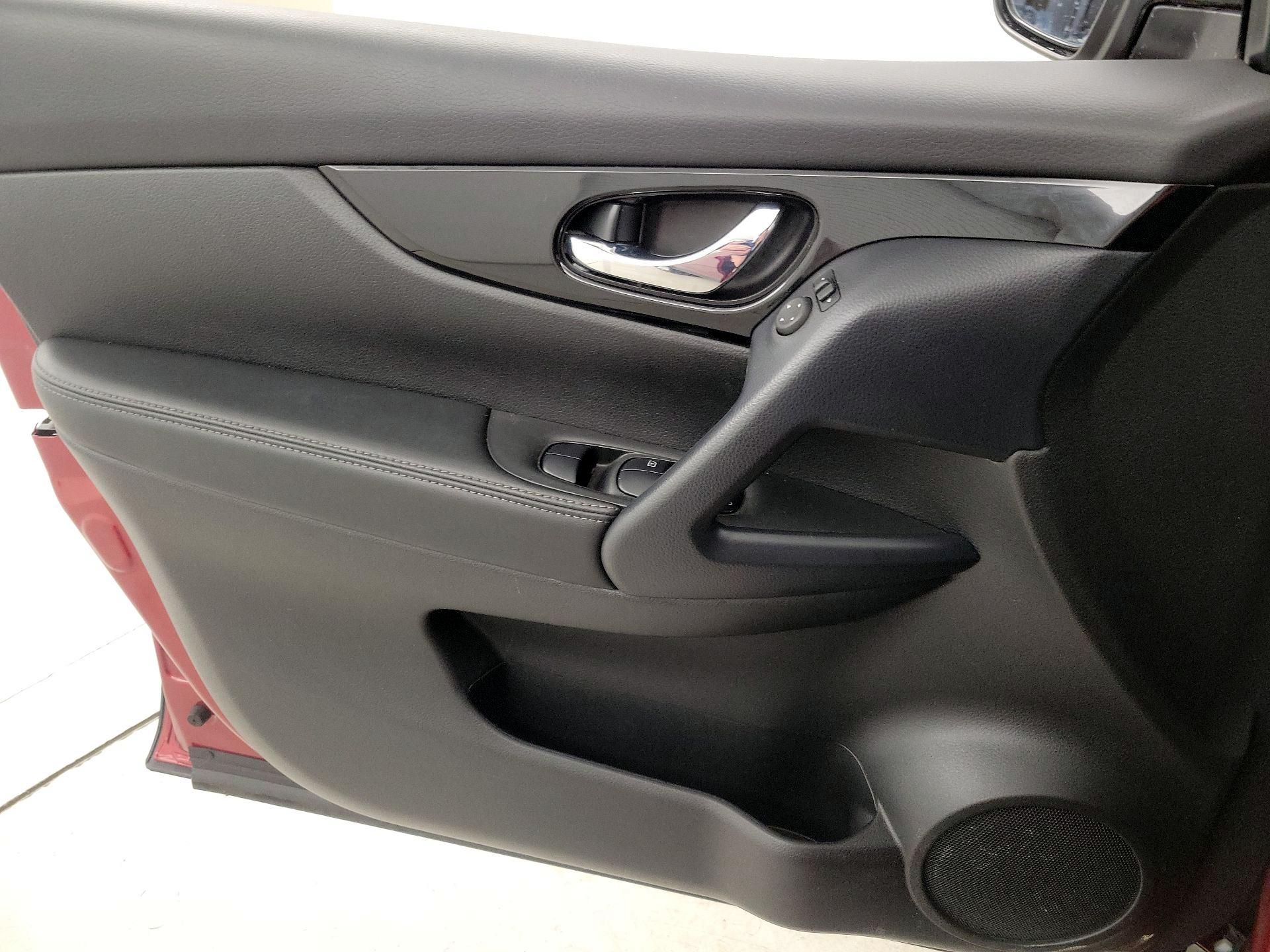 Thumbnail: 2020 Nissan Rogue Sport - 12