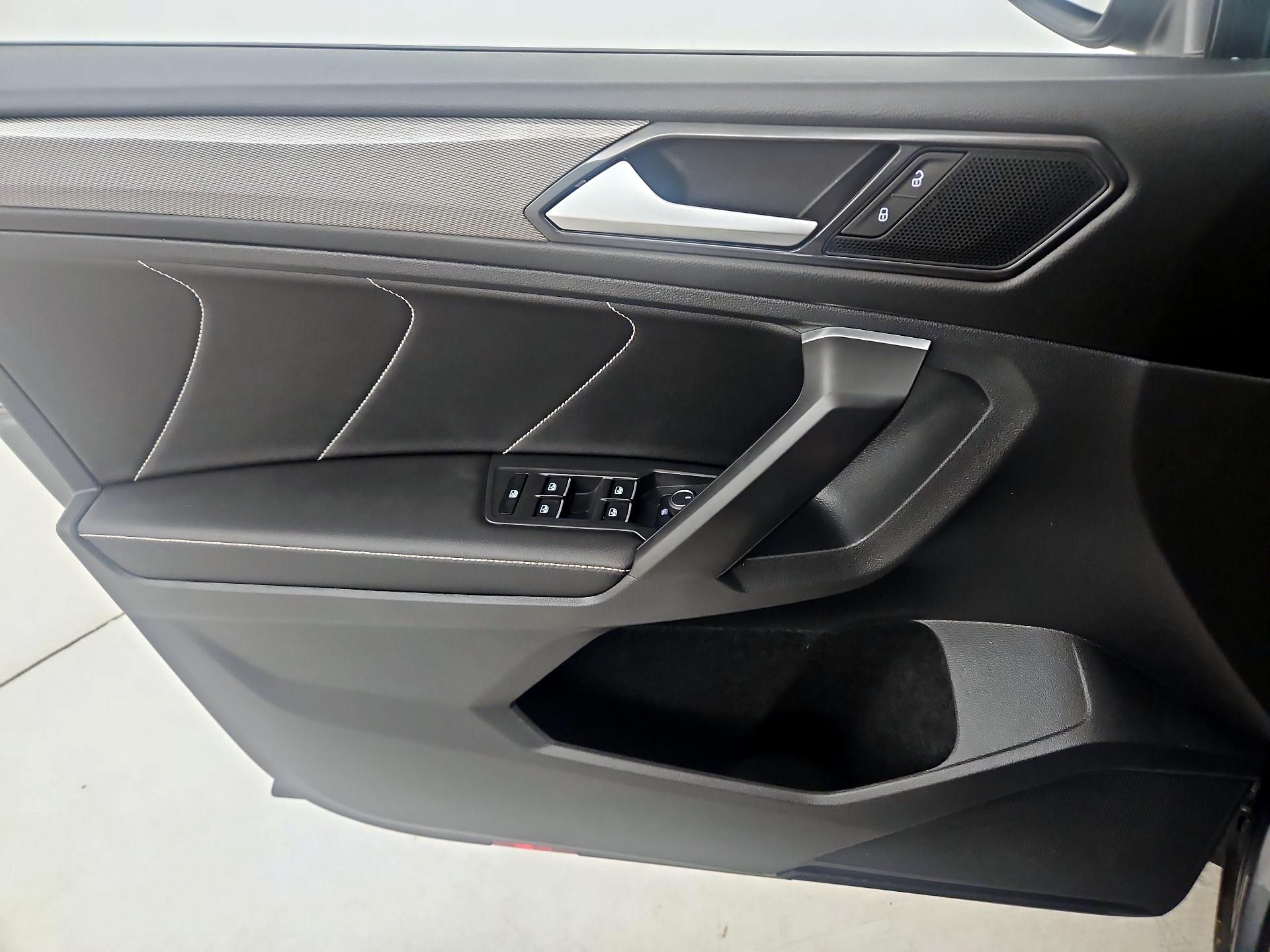 Thumbnail: 2023 Volkswagen Tiguan - 12