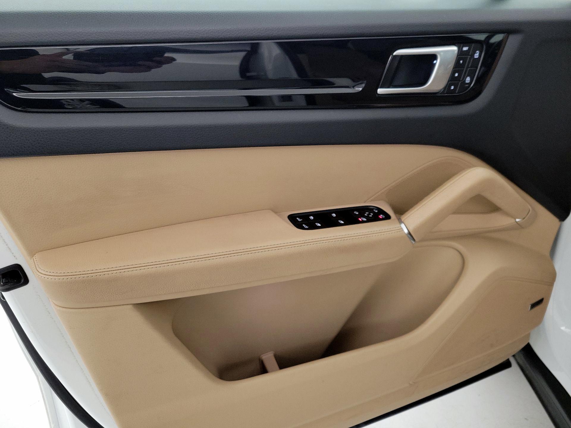 Thumbnail: 2022 Porsche Cayenne - 12