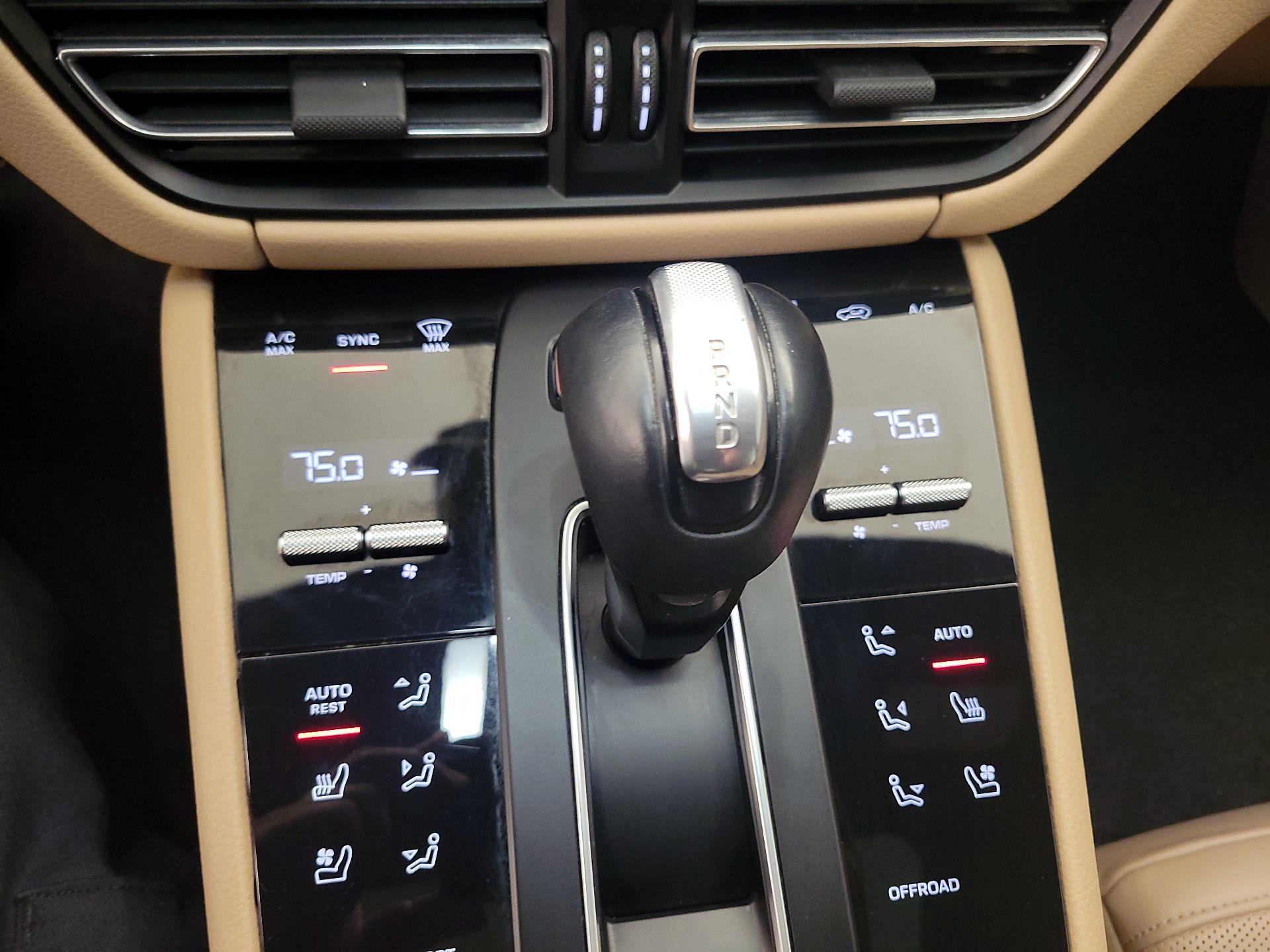 Thumbnail: 2022 Porsche Macan - 16