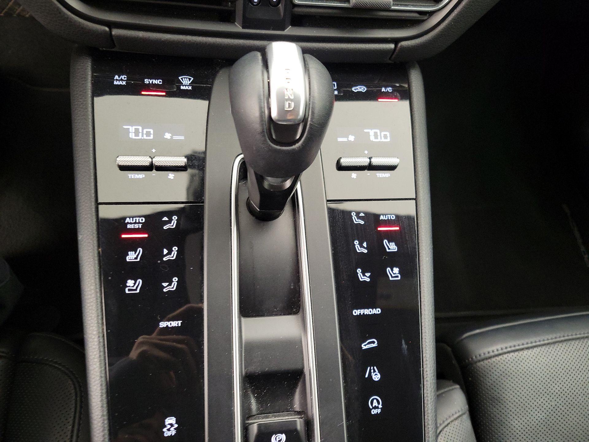 Thumbnail: 2022 Porsche Macan - 16