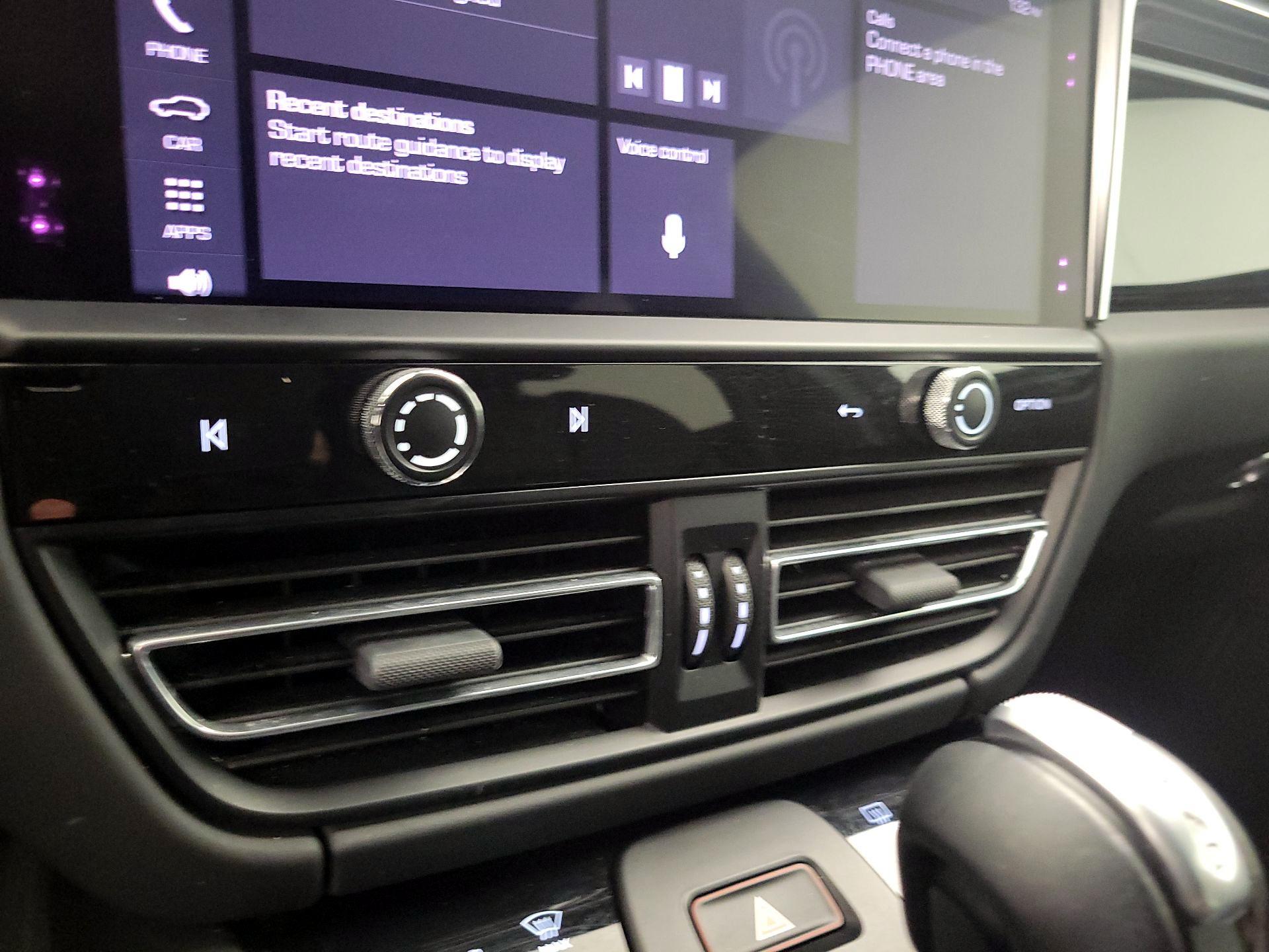 Thumbnail: 2023 Porsche Macan - 16