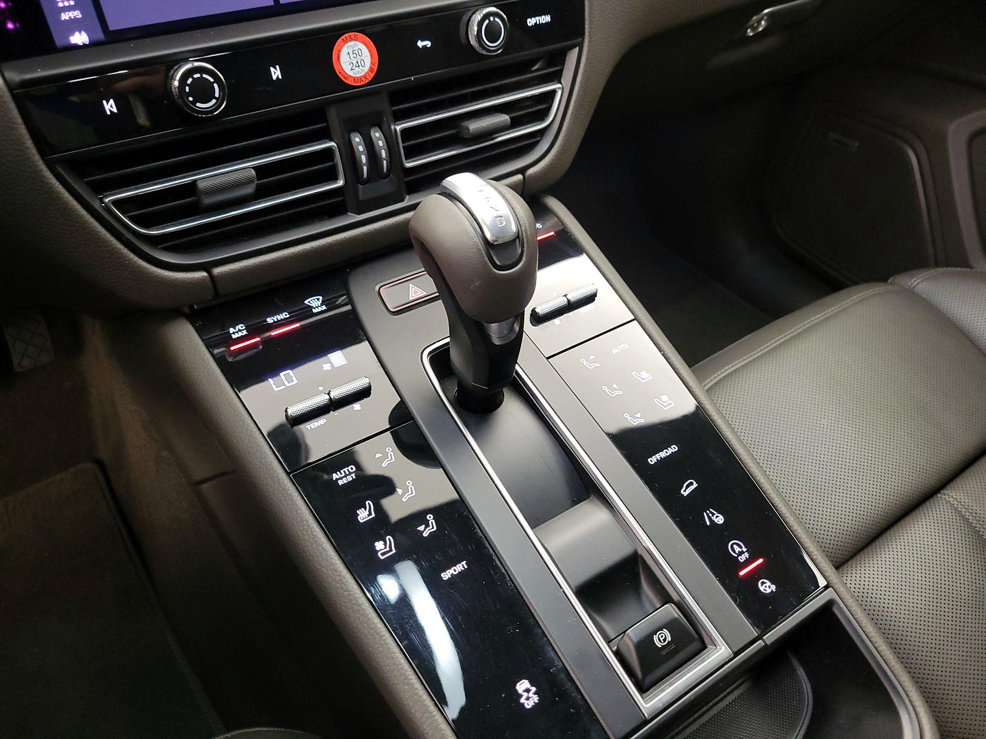 Thumbnail: 2022 Porsche Macan - 17