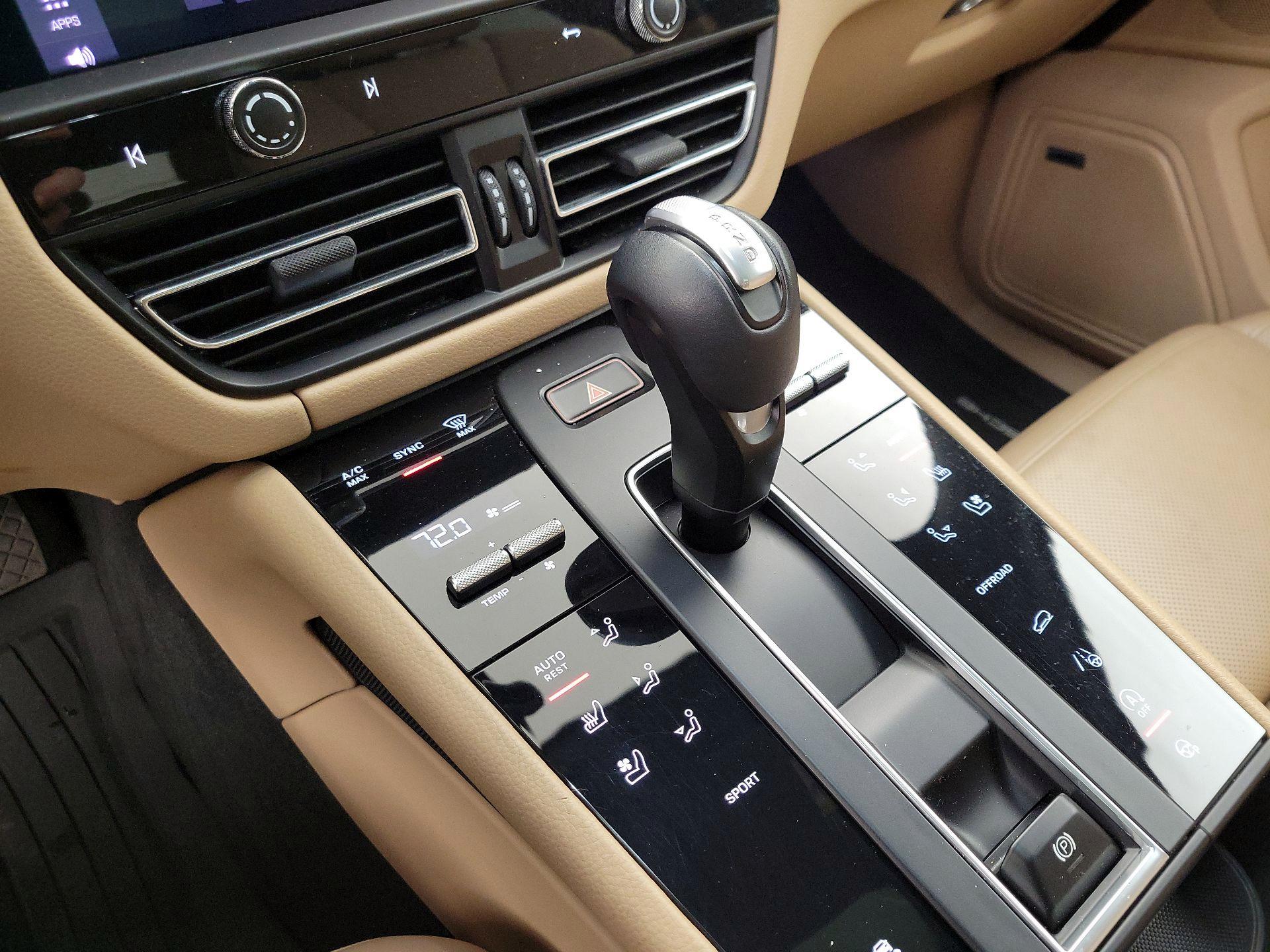 Thumbnail: 2022 Porsche Macan - 18