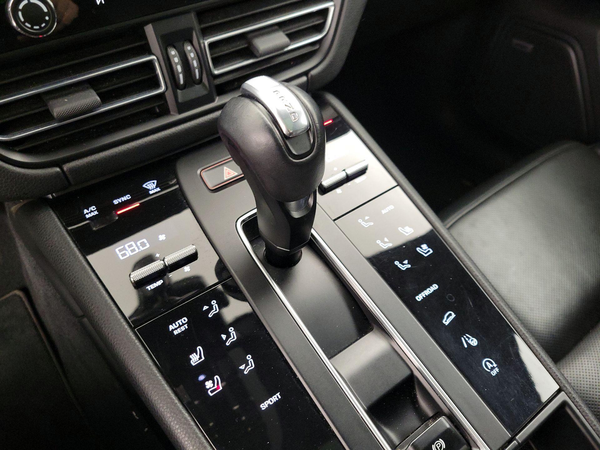 Thumbnail: 2023 Porsche Macan - 18