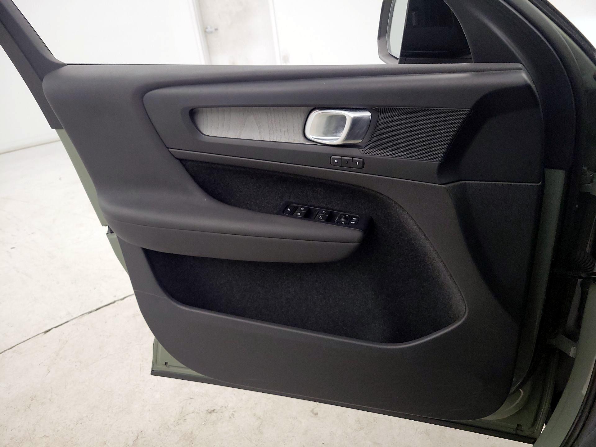 Thumbnail: 2023 Volvo XC40 - 12