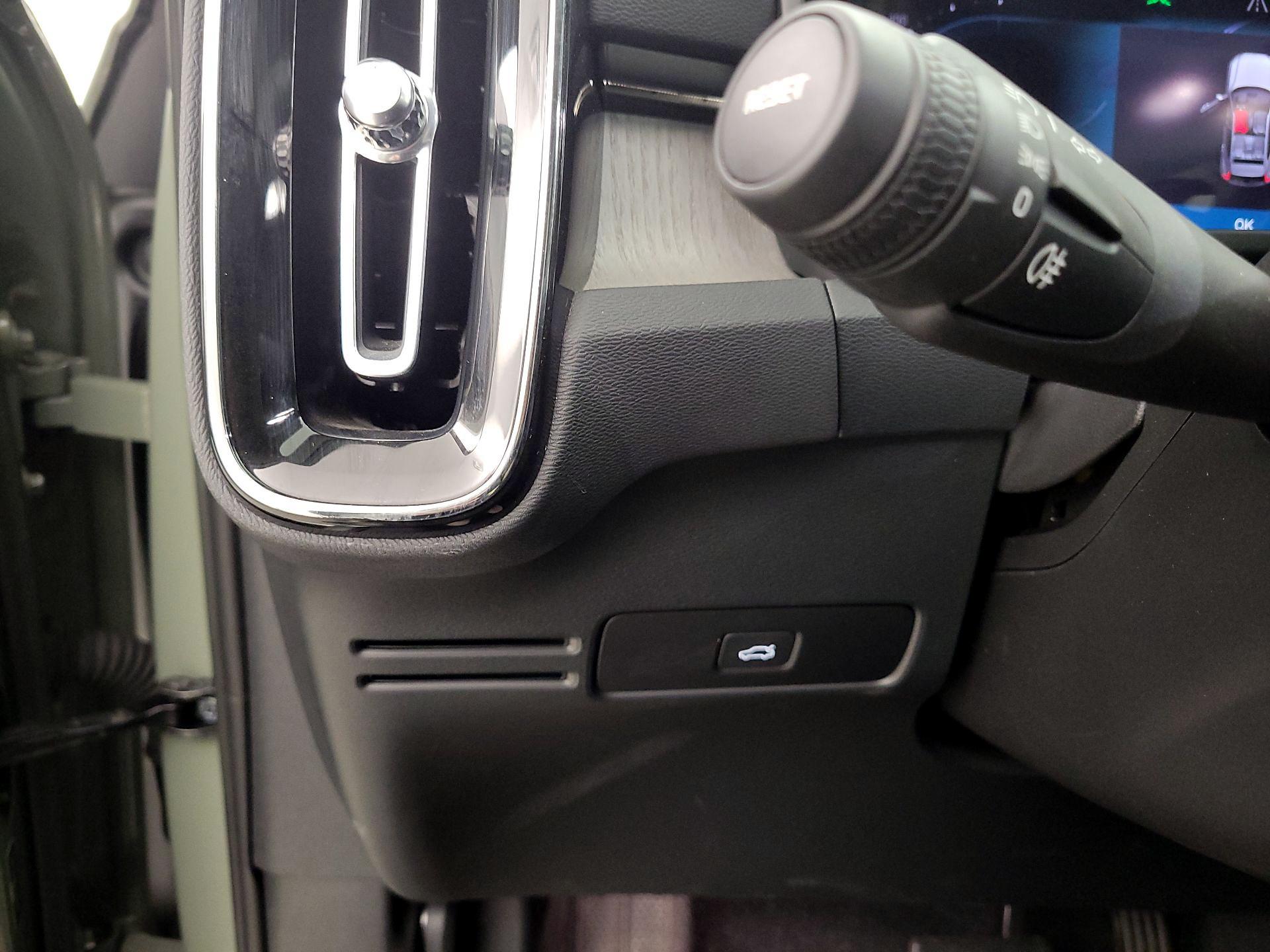 Thumbnail: 2023 Volvo XC40 - 13