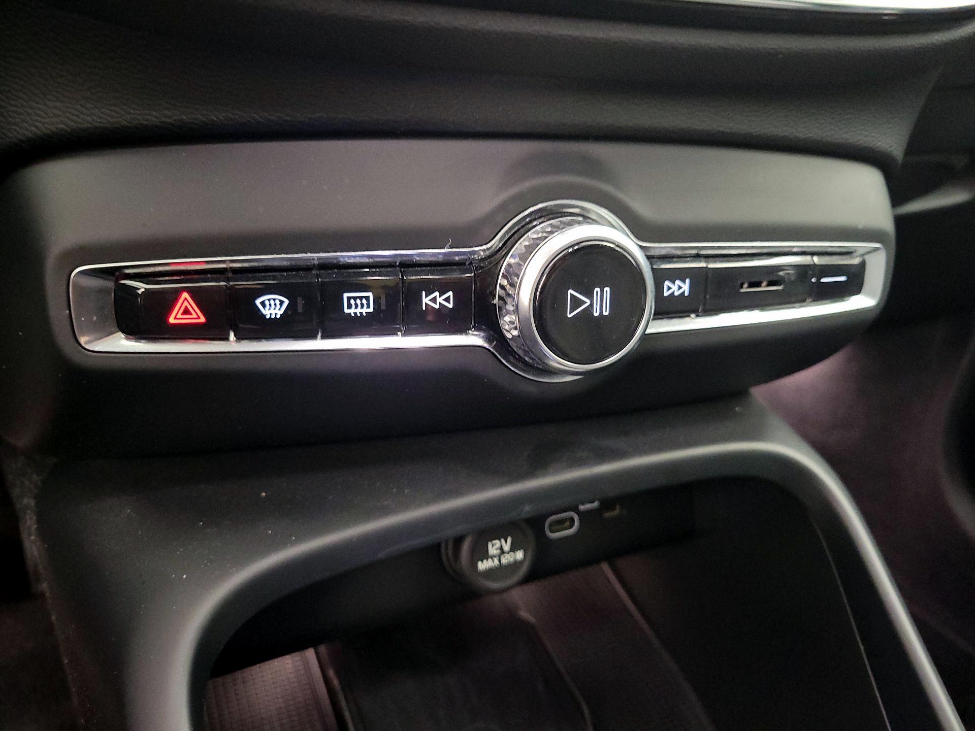 Thumbnail: 2023 Volvo XC40 - 16