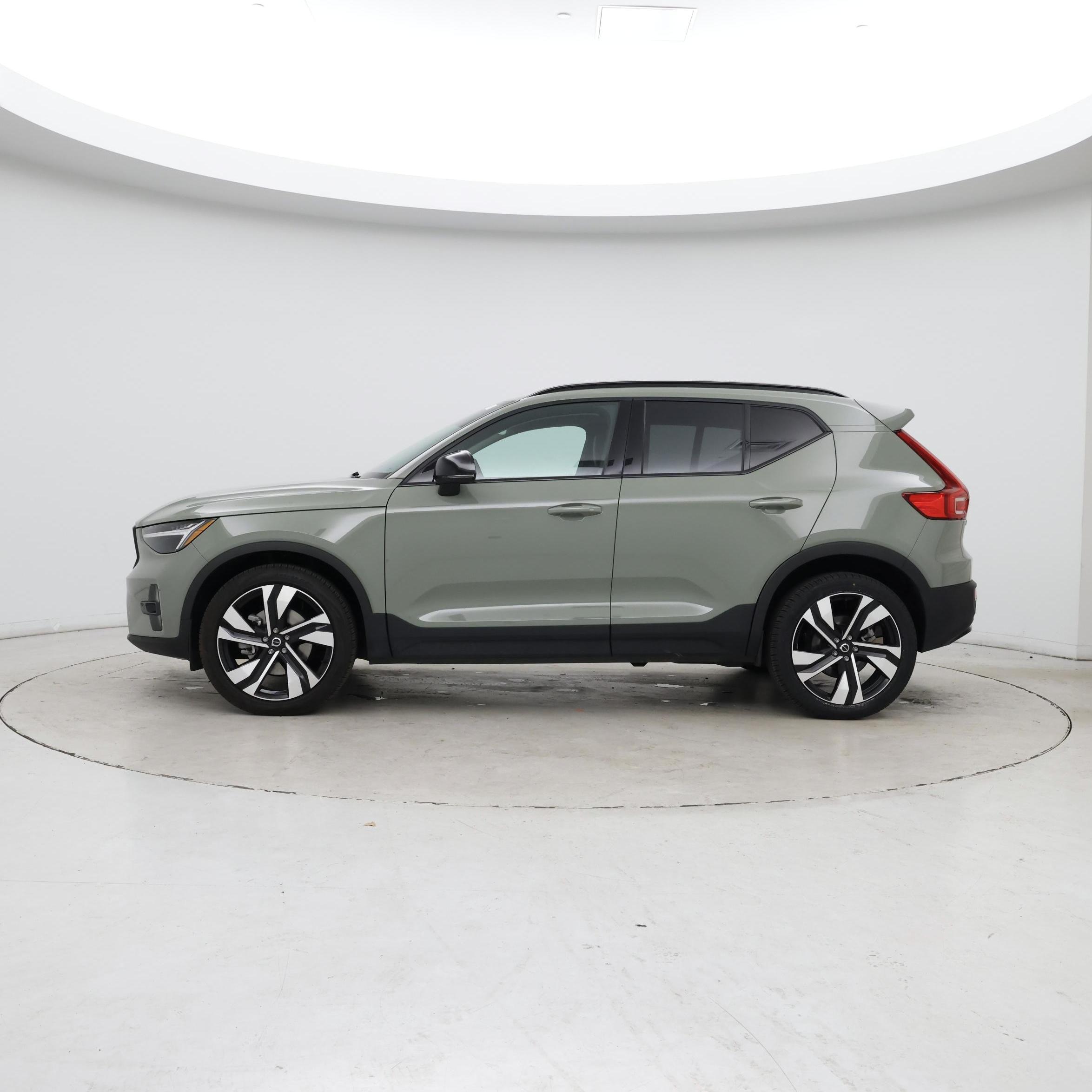 Thumbnail: 2023 Volvo XC40 - 3
