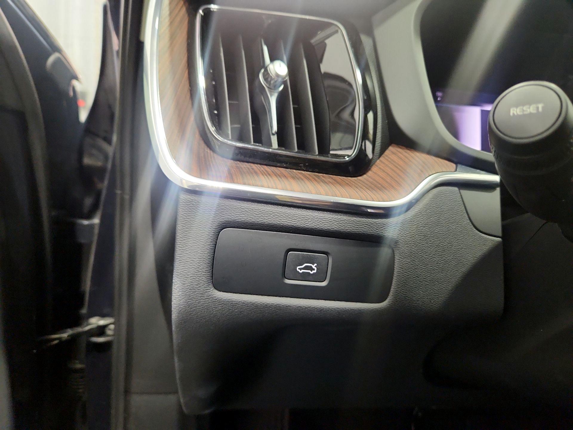 Thumbnail: 2023 Volvo XC60 - 13