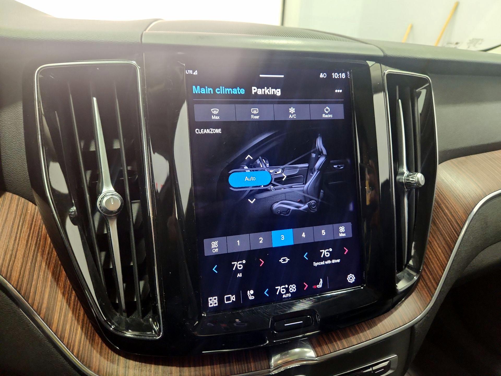 Thumbnail: 2023 Volvo XC60 - 16