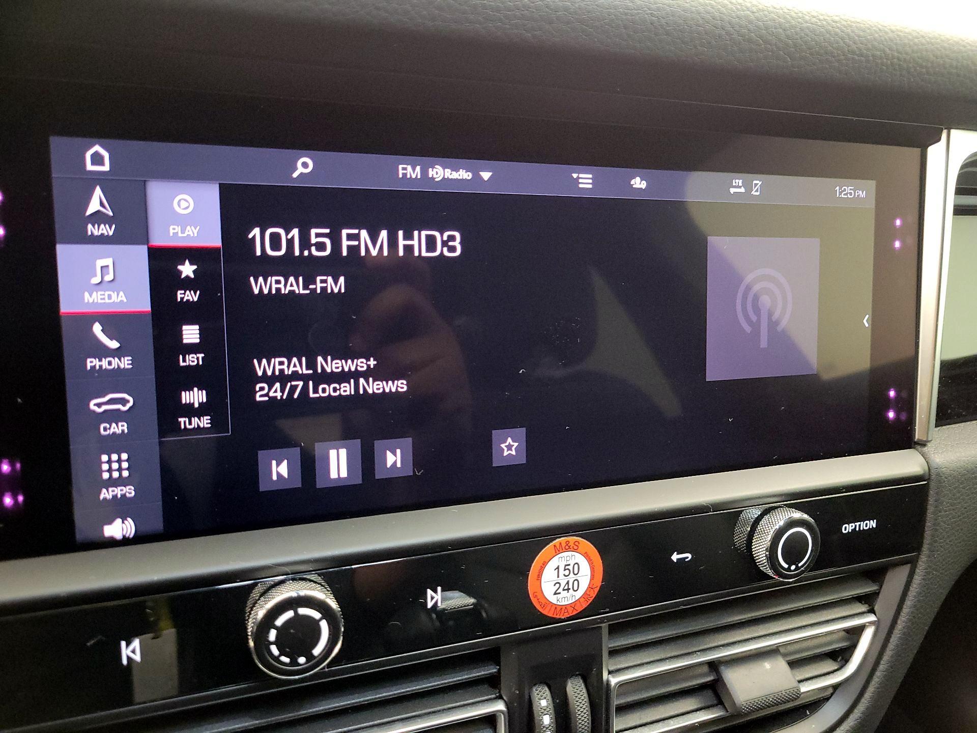 Thumbnail: 2022 Porsche Macan - 16