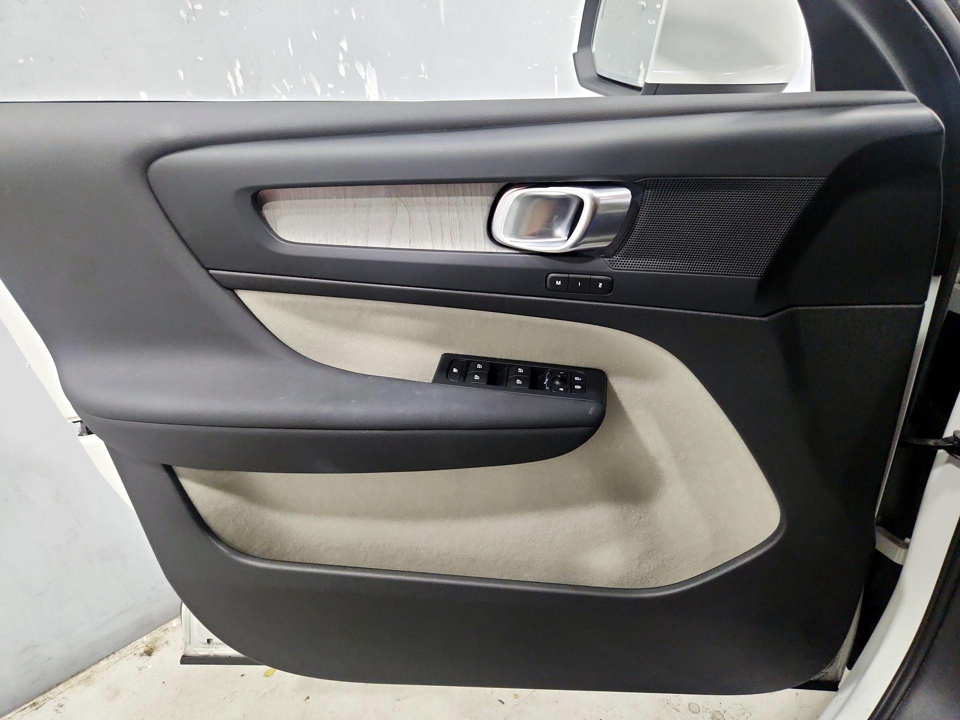 Thumbnail: 2024 Volvo XC40 - 12