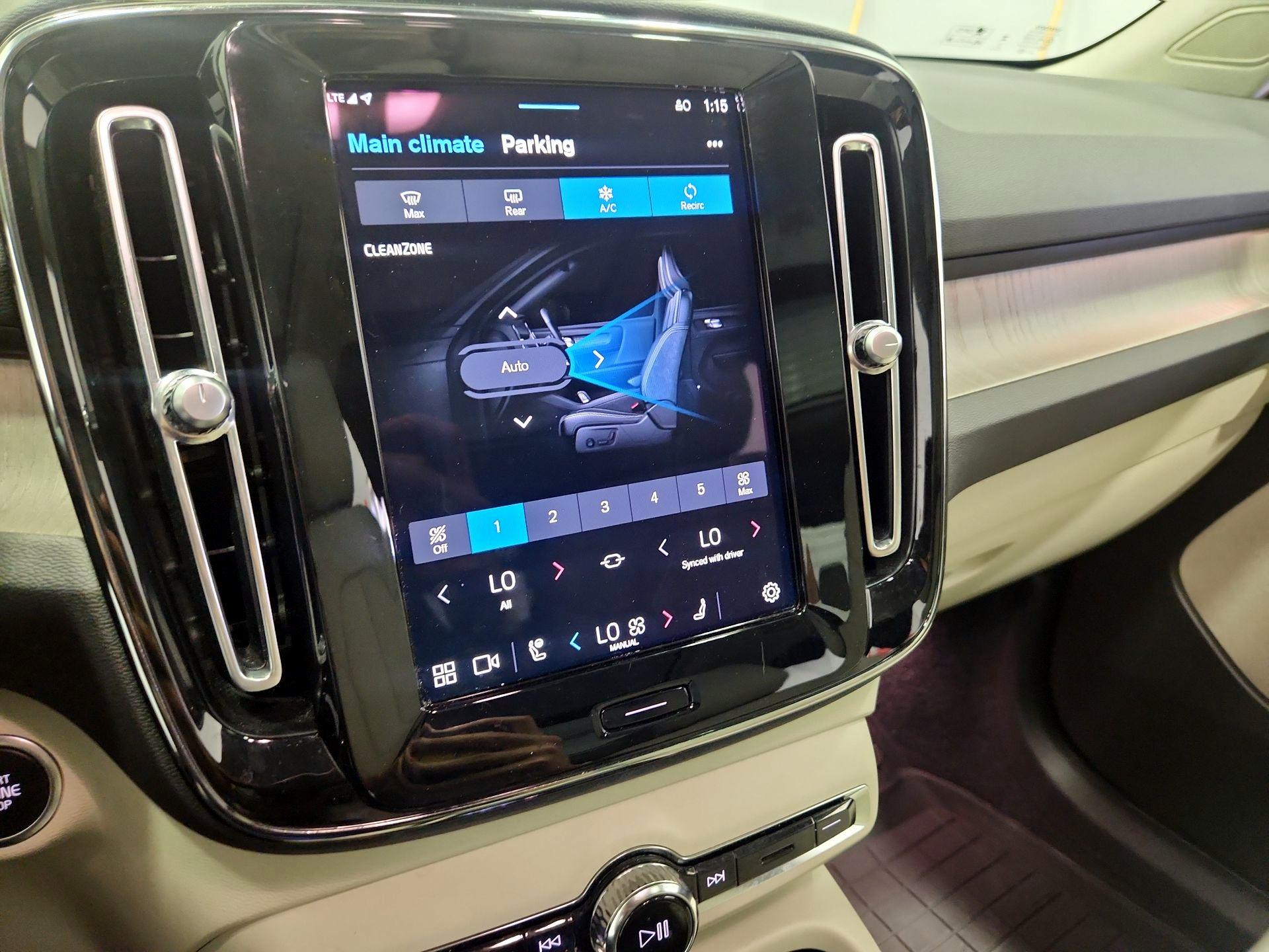 Thumbnail: 2024 Volvo XC40 - 17