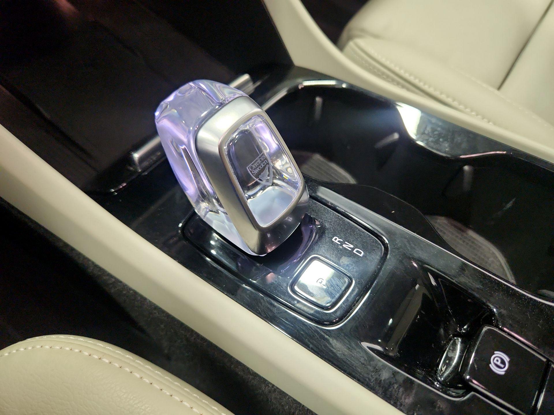 Thumbnail: 2024 Volvo XC40 - 18