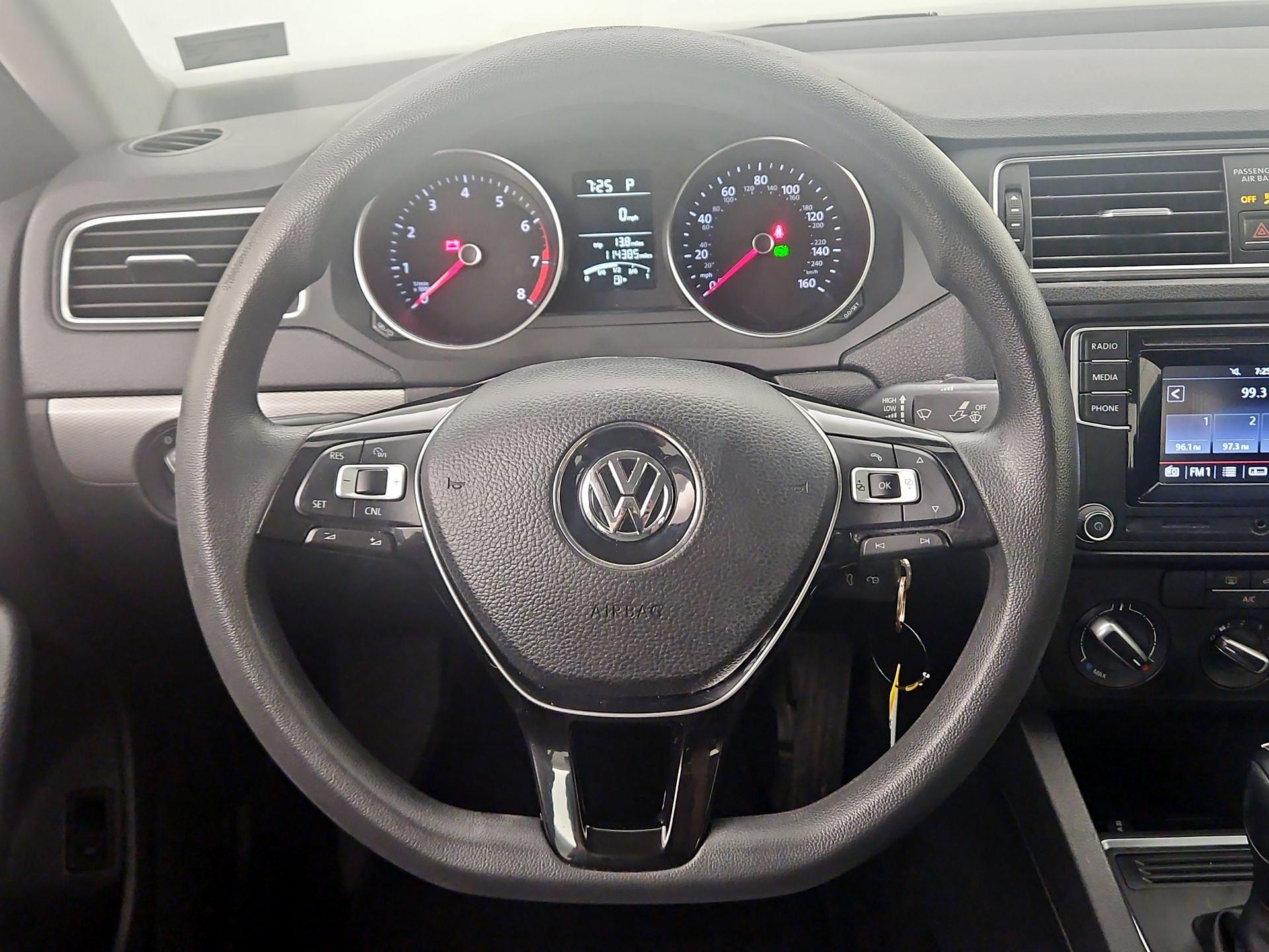 Thumbnail: 2017 Volkswagen Jetta - 10