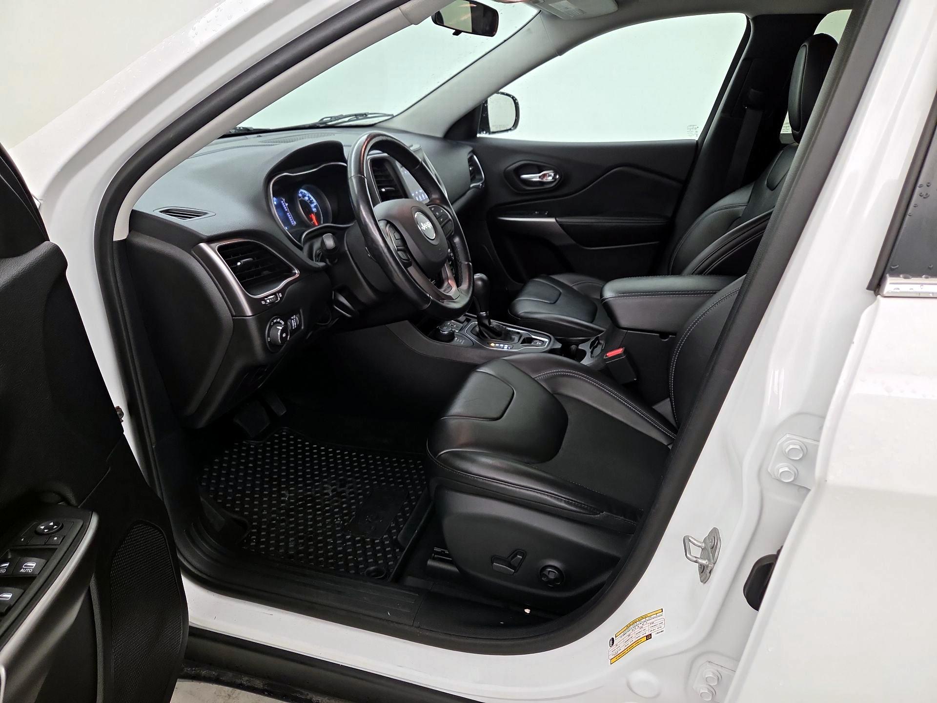 Thumbnail: 2020 Jeep Cherokee - 11