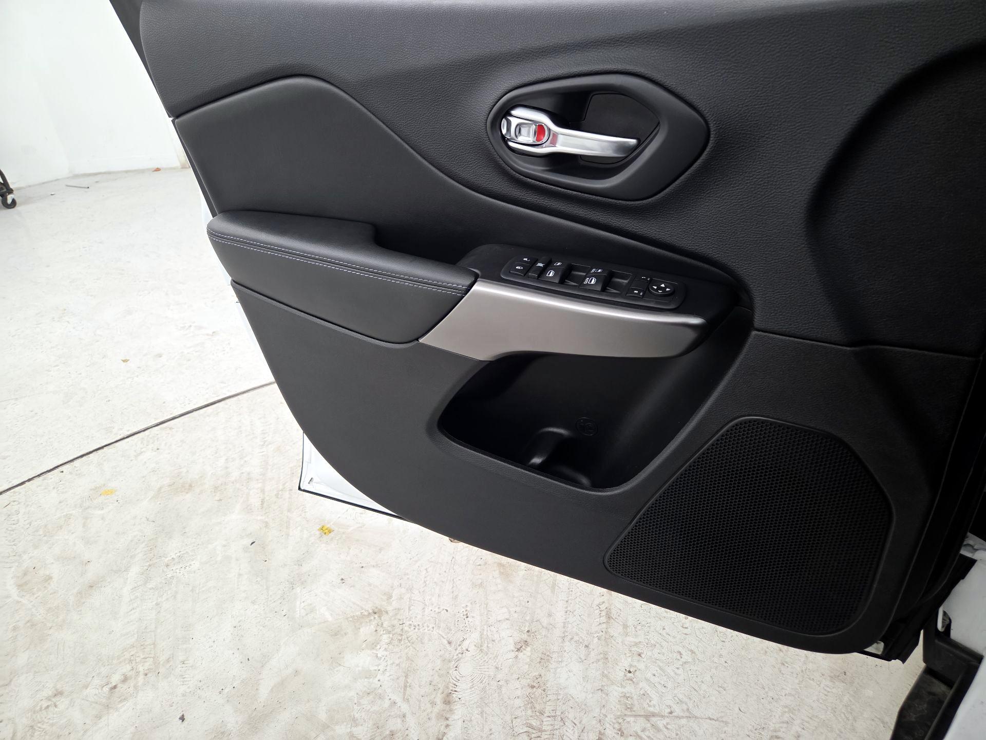 Thumbnail: 2020 Jeep Cherokee - 12