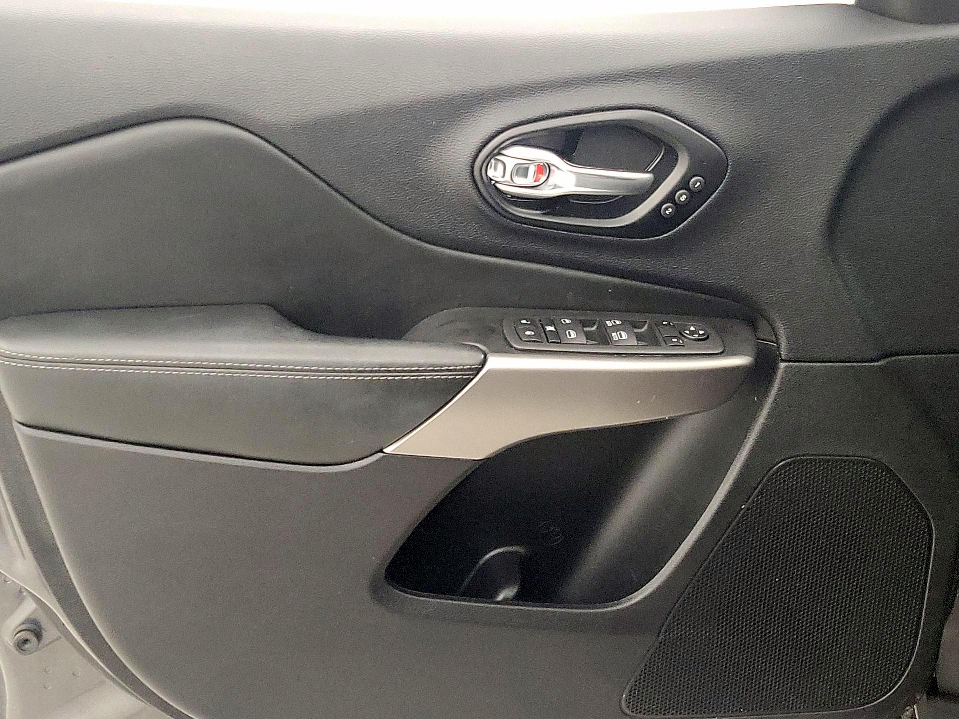 Thumbnail: 2022 Jeep Cherokee - 12