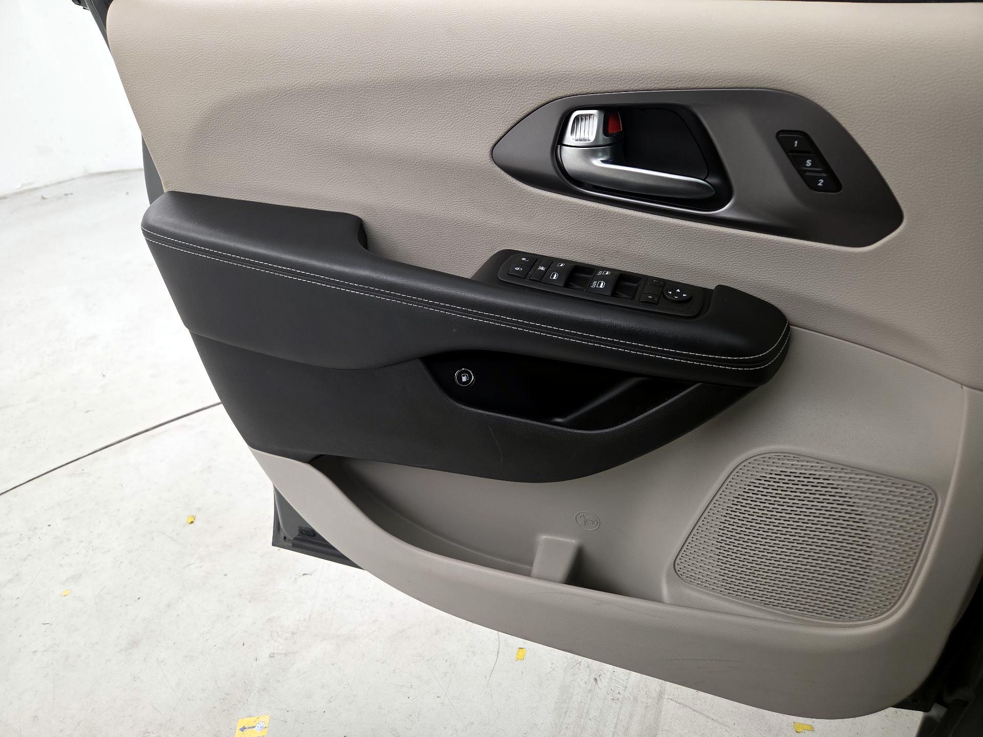 Thumbnail: 2022 Chrysler Pacifica - 12