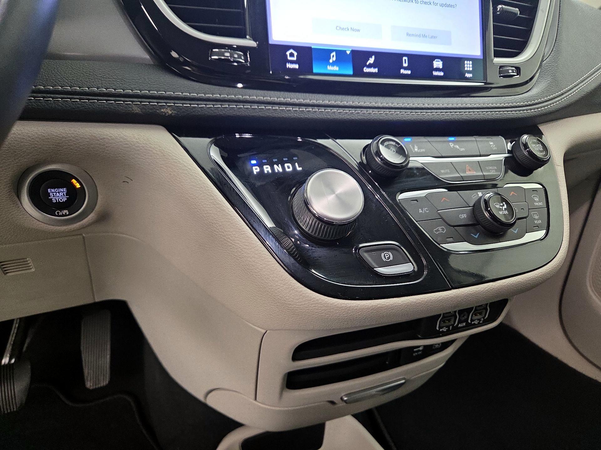 Thumbnail: 2022 Chrysler Pacifica - 17