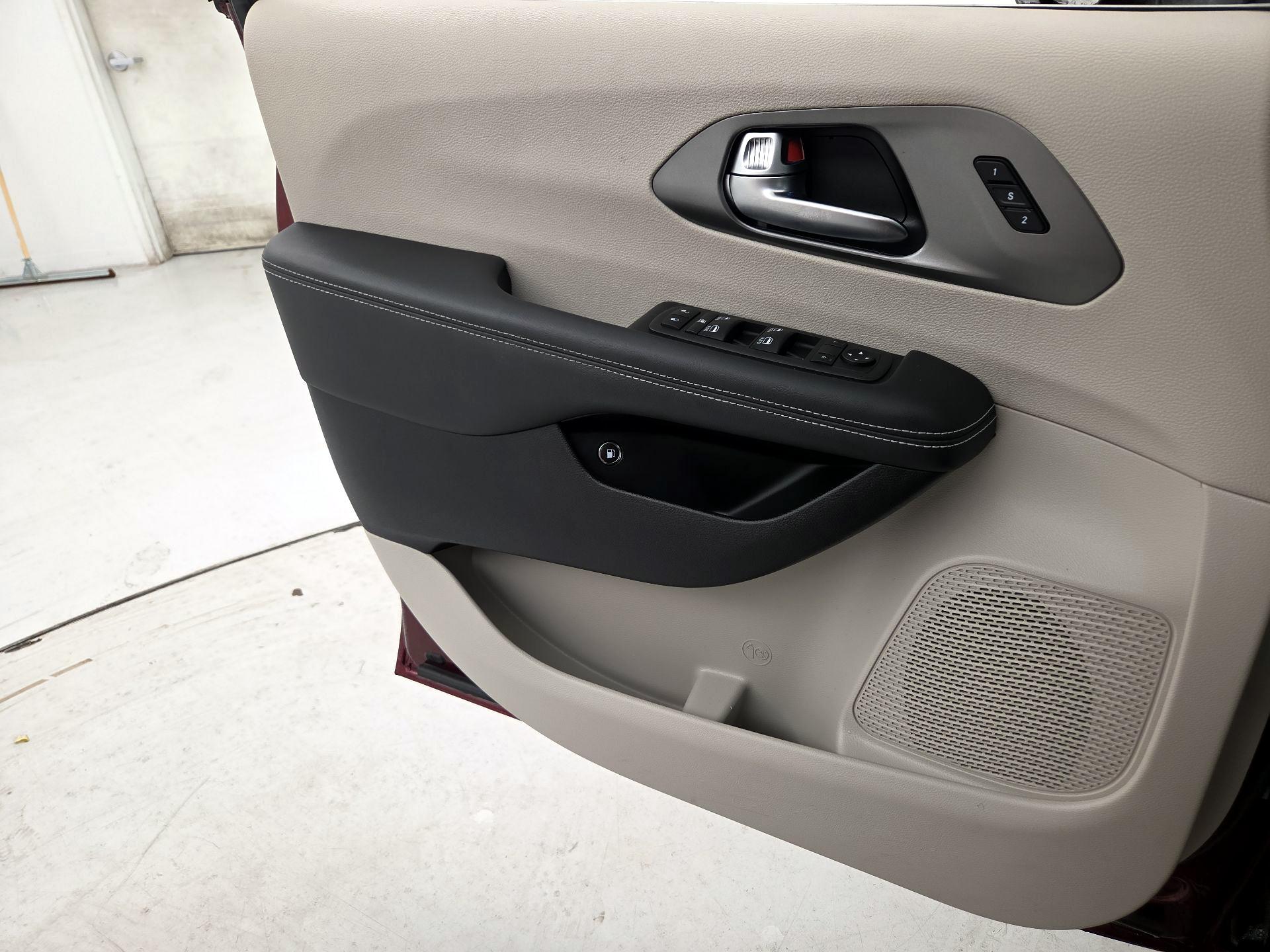 Thumbnail: 2023 Chrysler Pacifica - 12