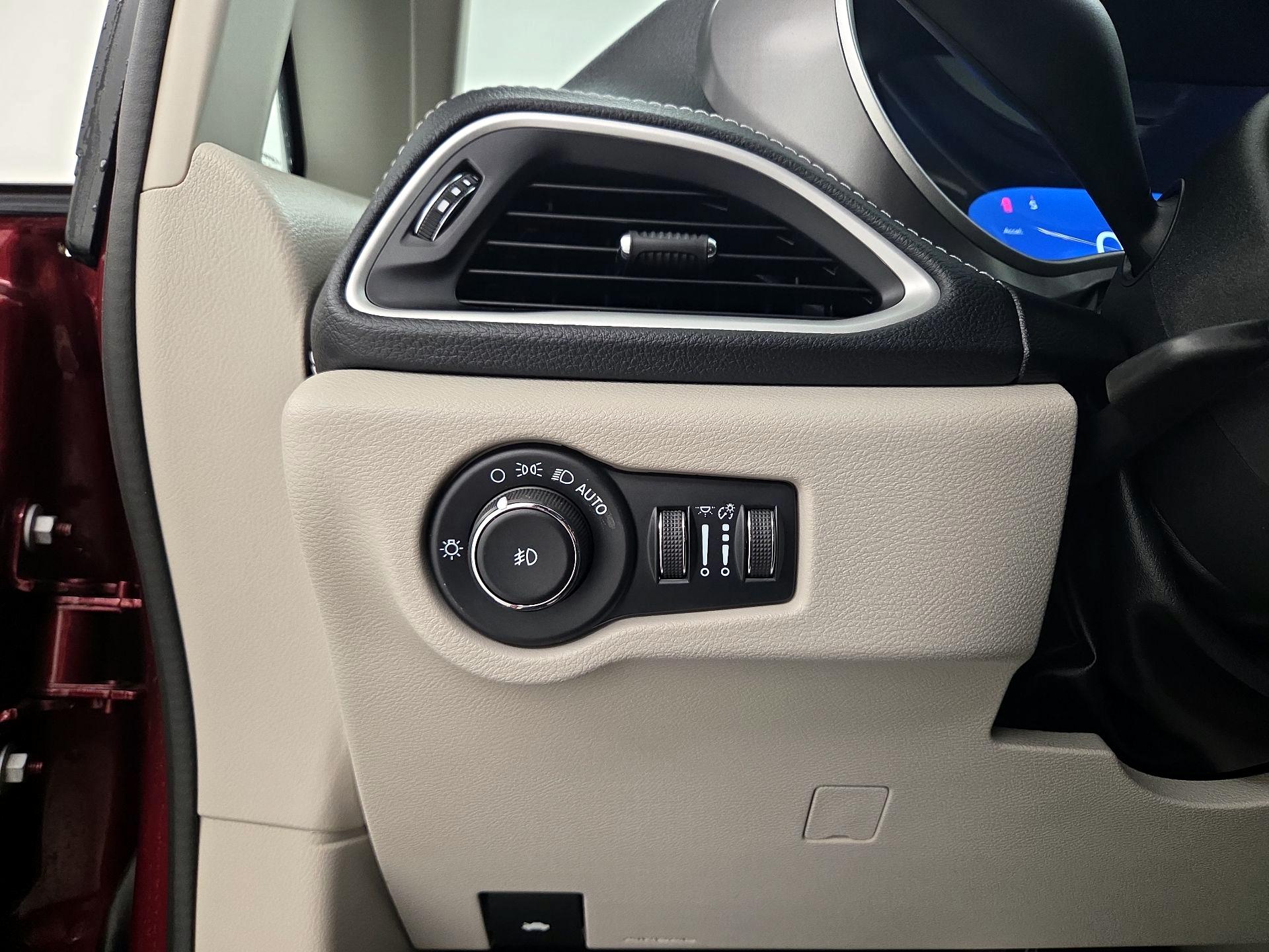 Thumbnail: 2023 Chrysler Pacifica - 13