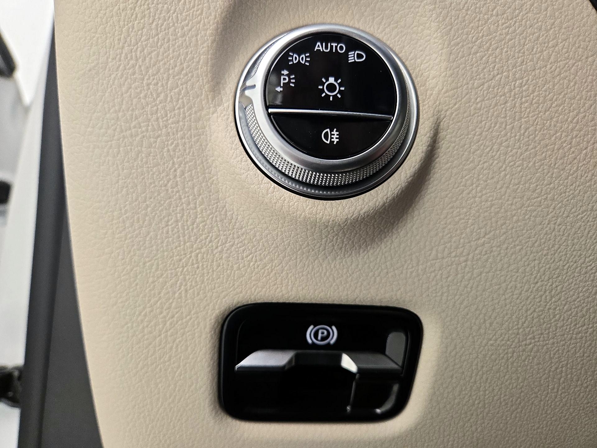 Thumbnail: 2022 Mercedes-Benz C-Class - 13