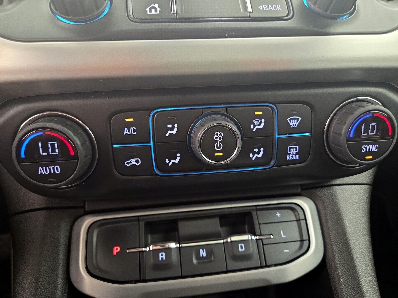 2023 GMC Acadia SLT - Photo 18