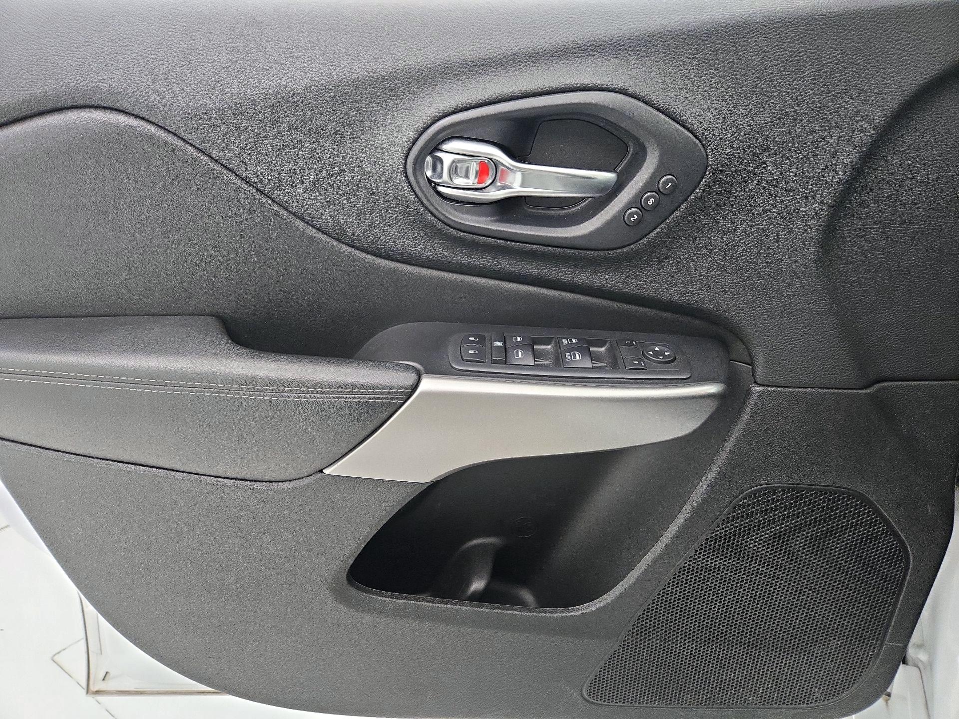 Thumbnail: 2020 Jeep Cherokee - 12