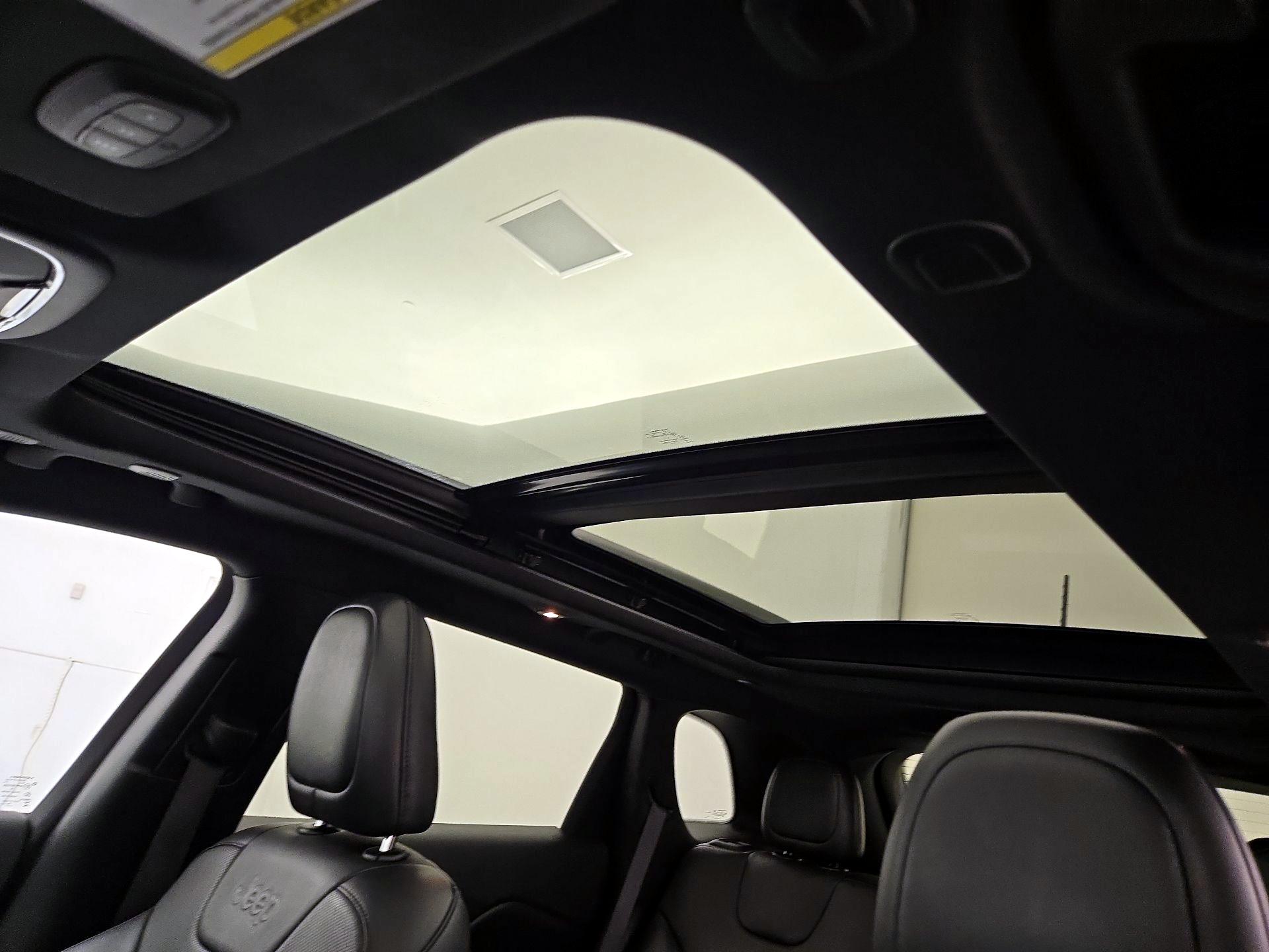 Thumbnail: 2020 Jeep Cherokee - 20