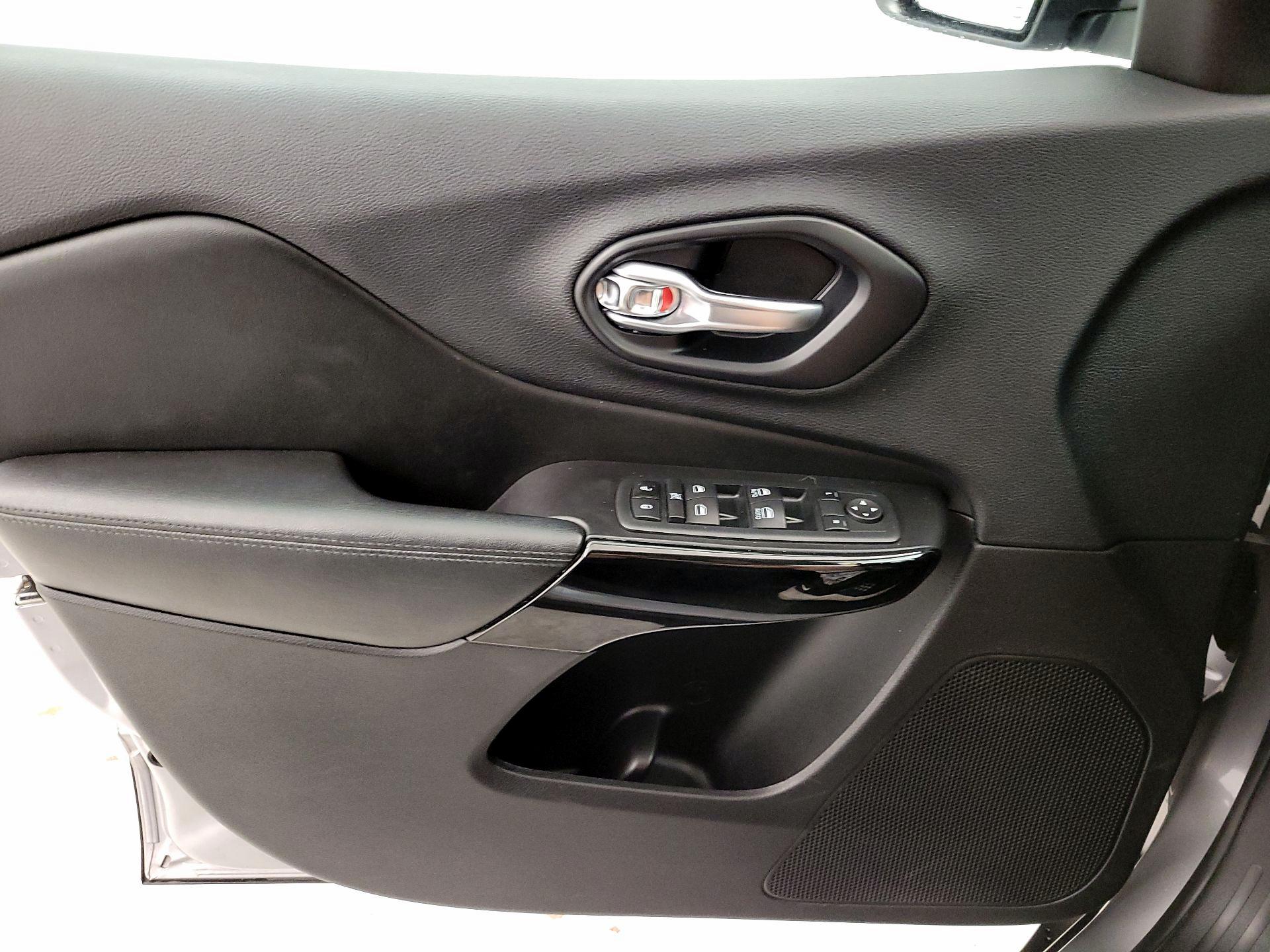 Thumbnail: 2020 Jeep Cherokee - 12