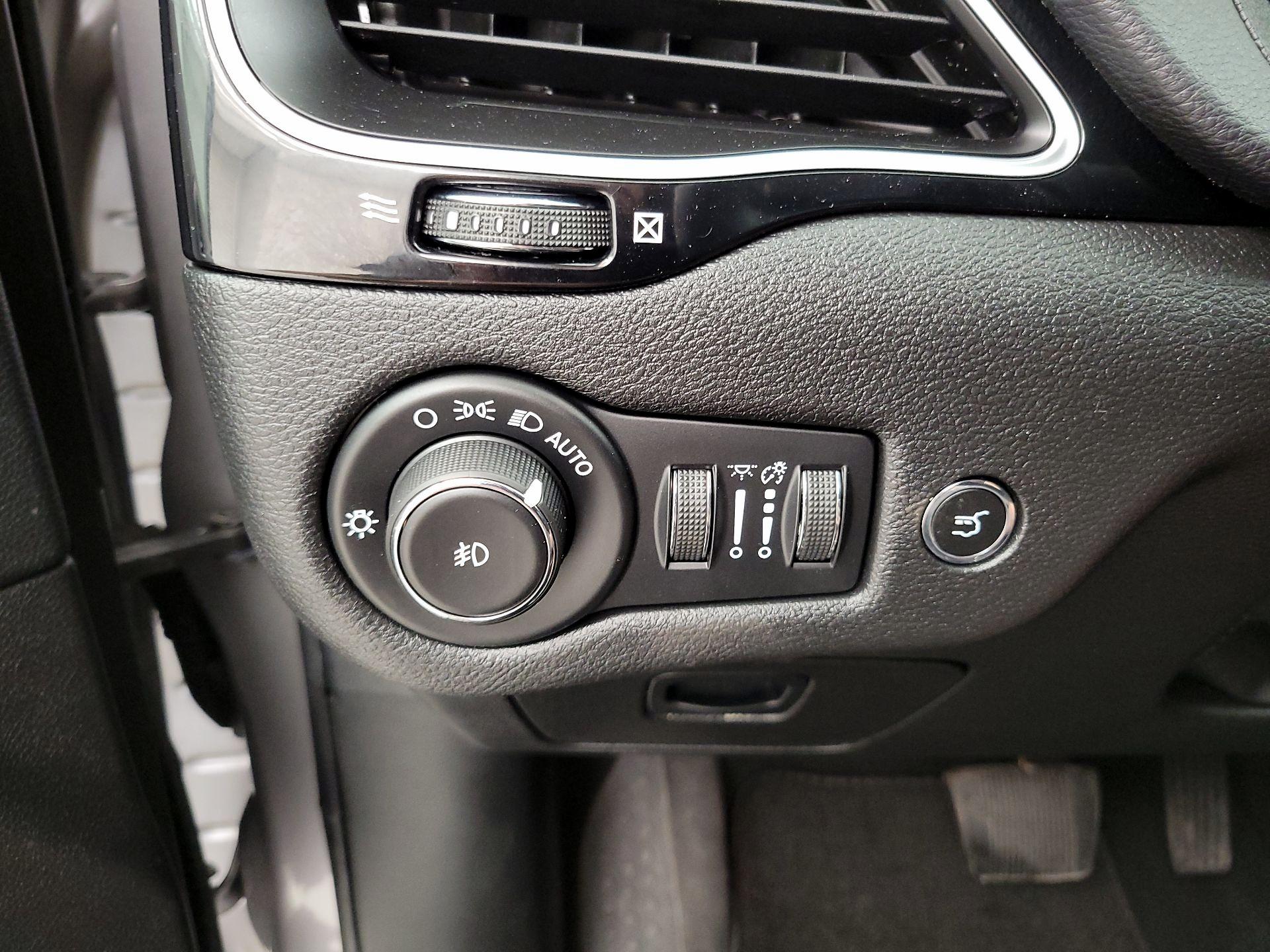 Thumbnail: 2020 Jeep Cherokee - 13