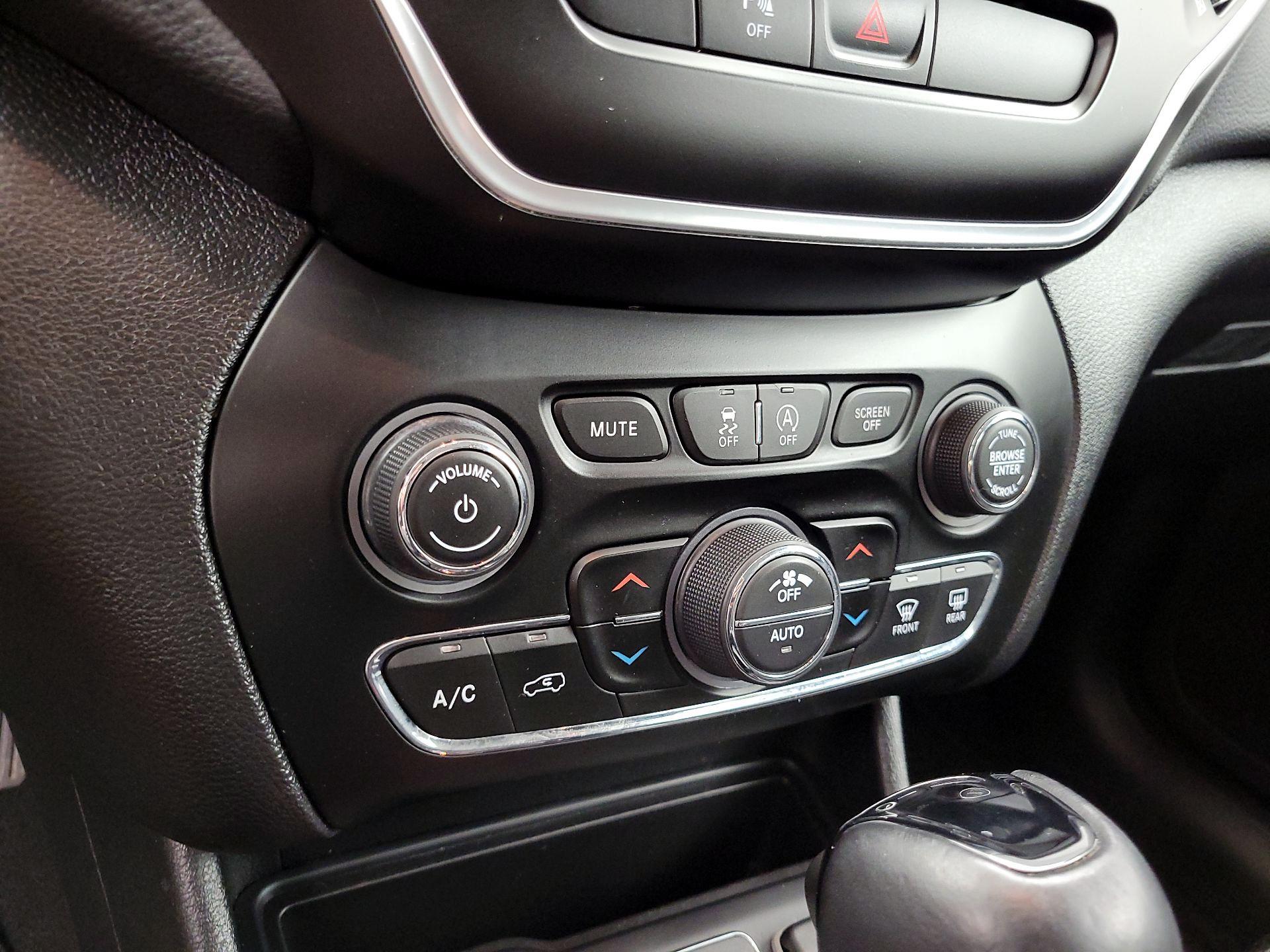 Thumbnail: 2020 Jeep Cherokee - 16