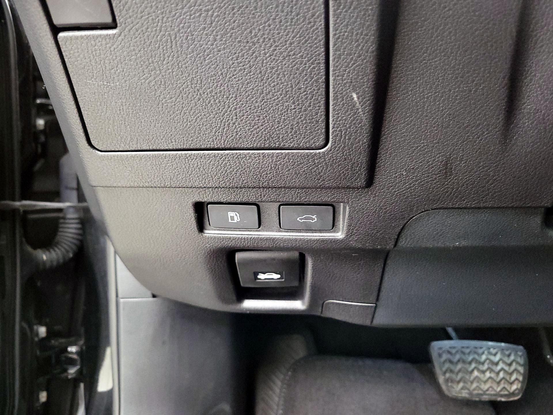 Thumbnail: 2021 Lexus ES - 13