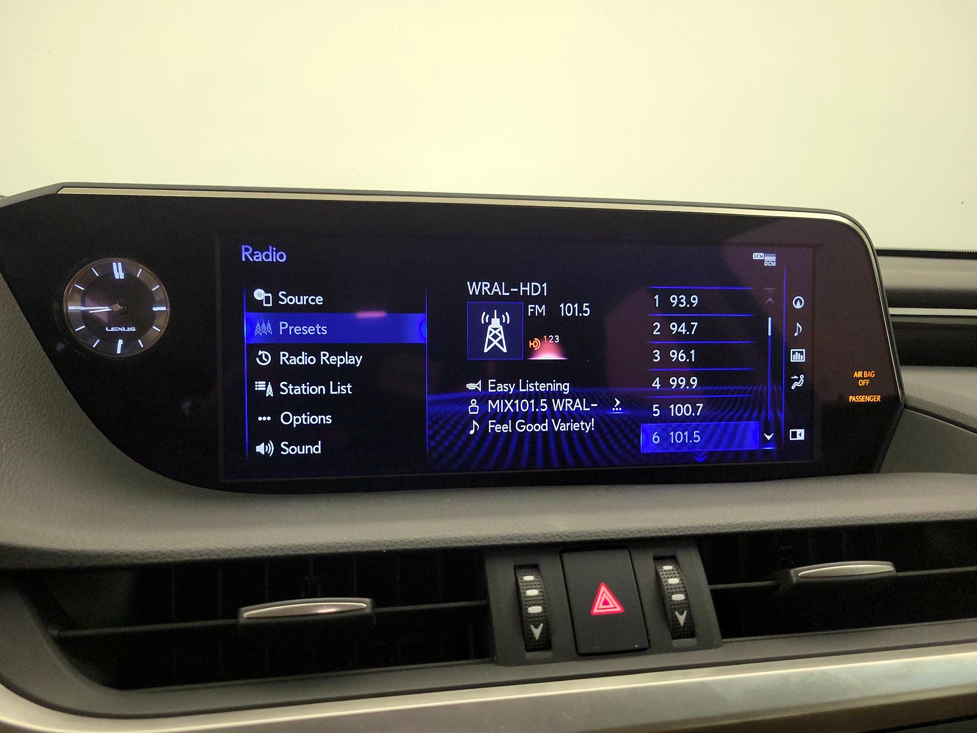 Thumbnail: 2021 Lexus ES - 16