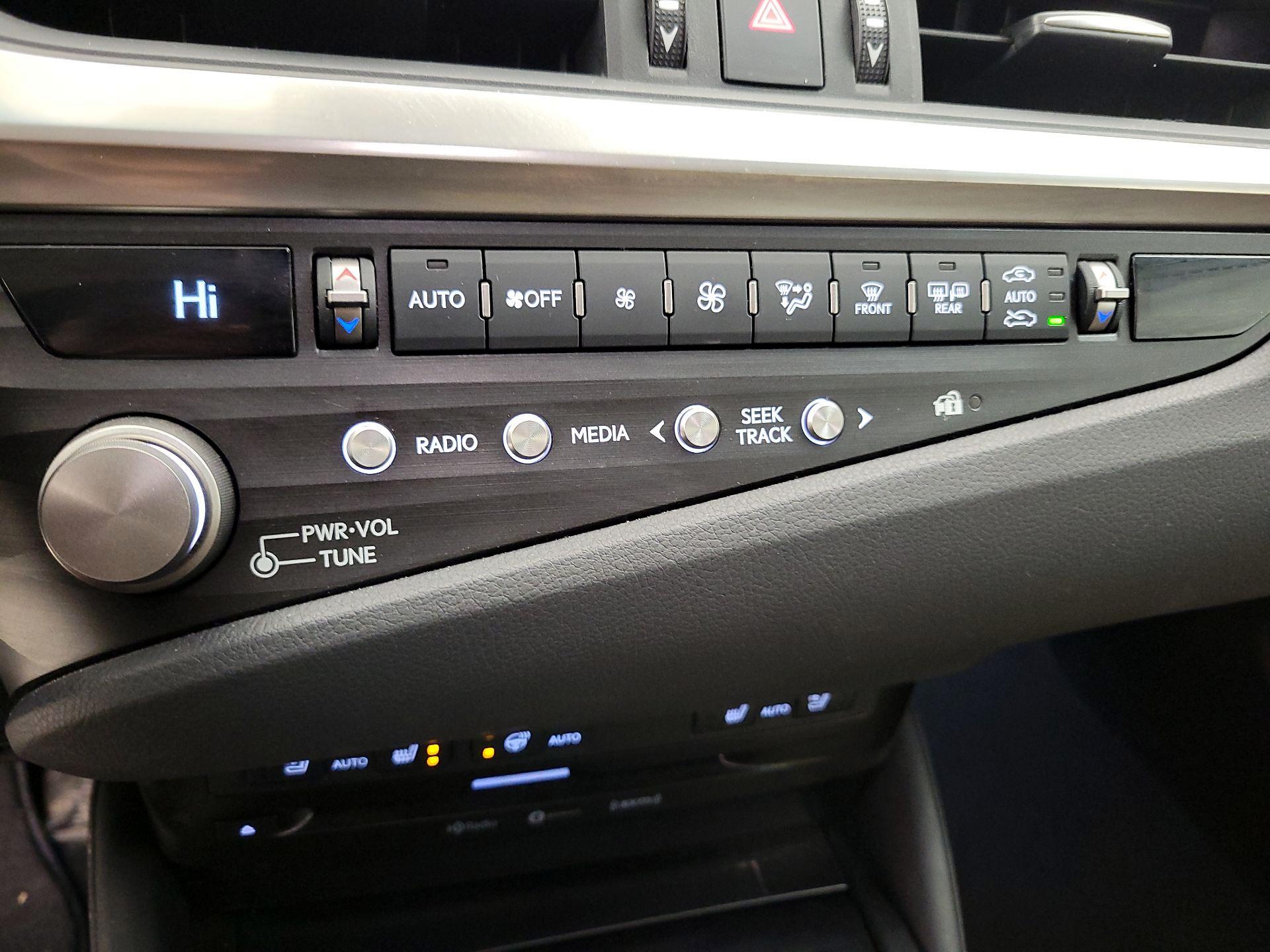 Thumbnail: 2021 Lexus ES - 17