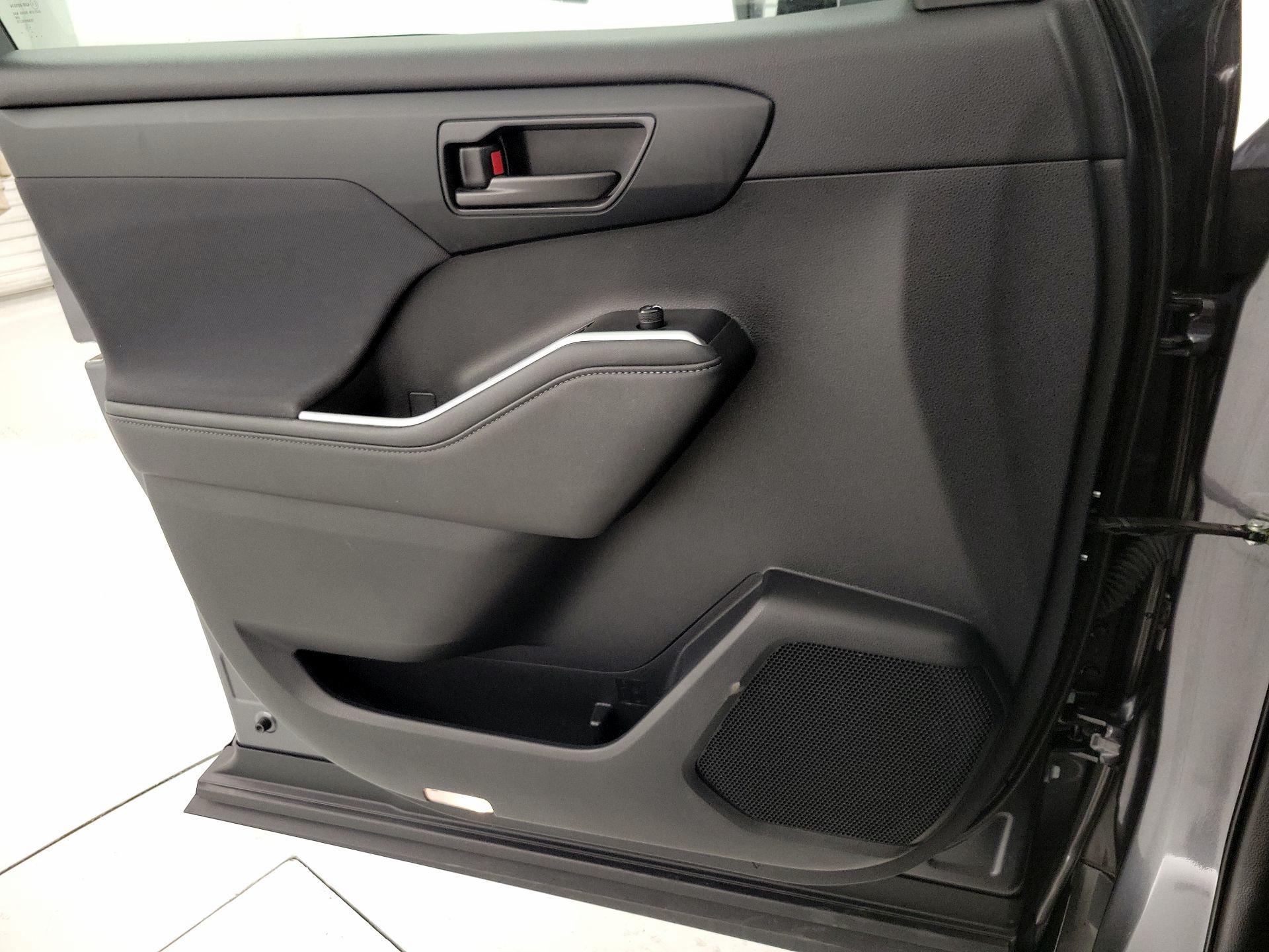 Thumbnail: 2023 Toyota Highlander - 12