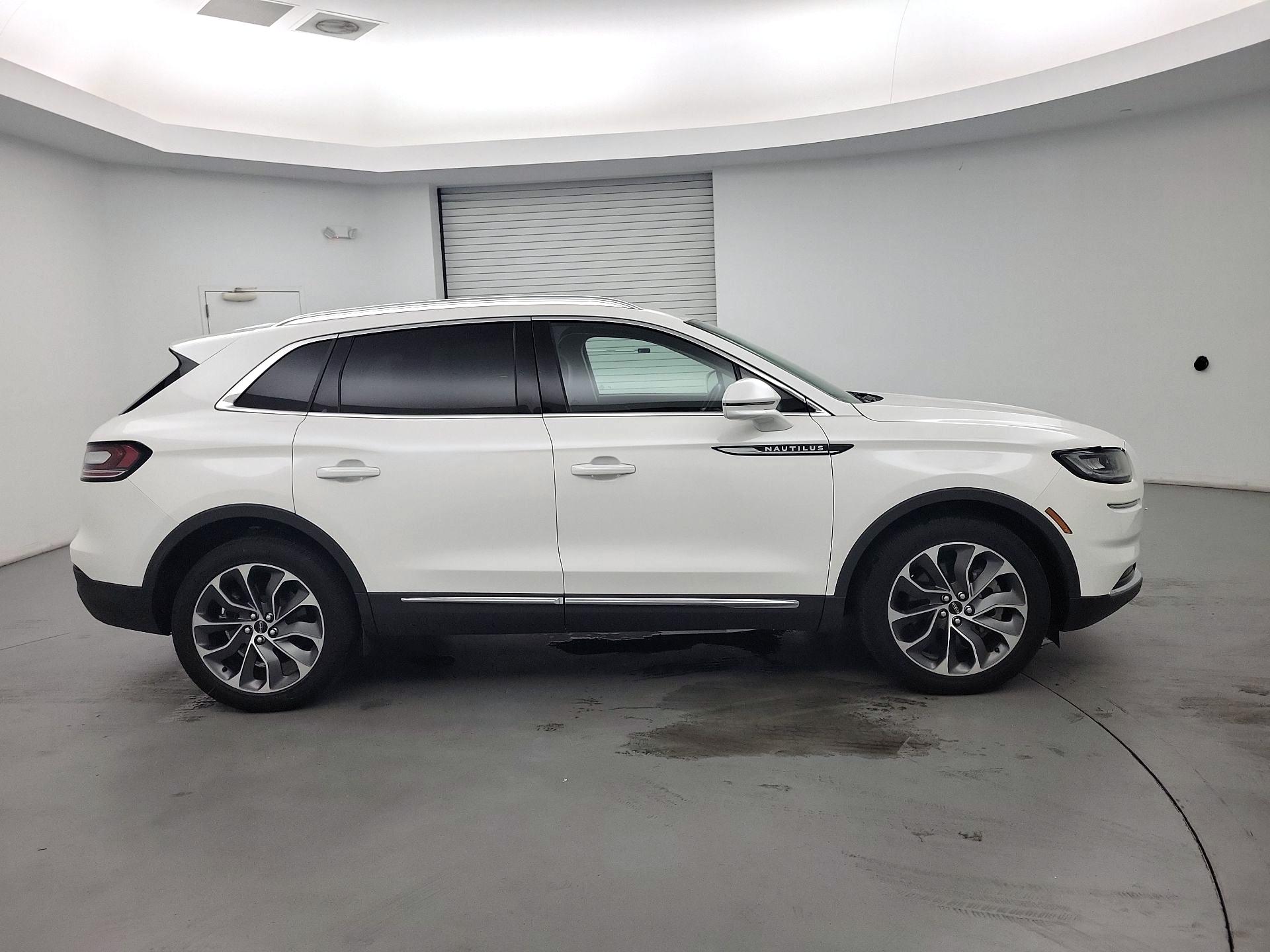 Thumbnail: 2023 Lincoln Nautilus - 4