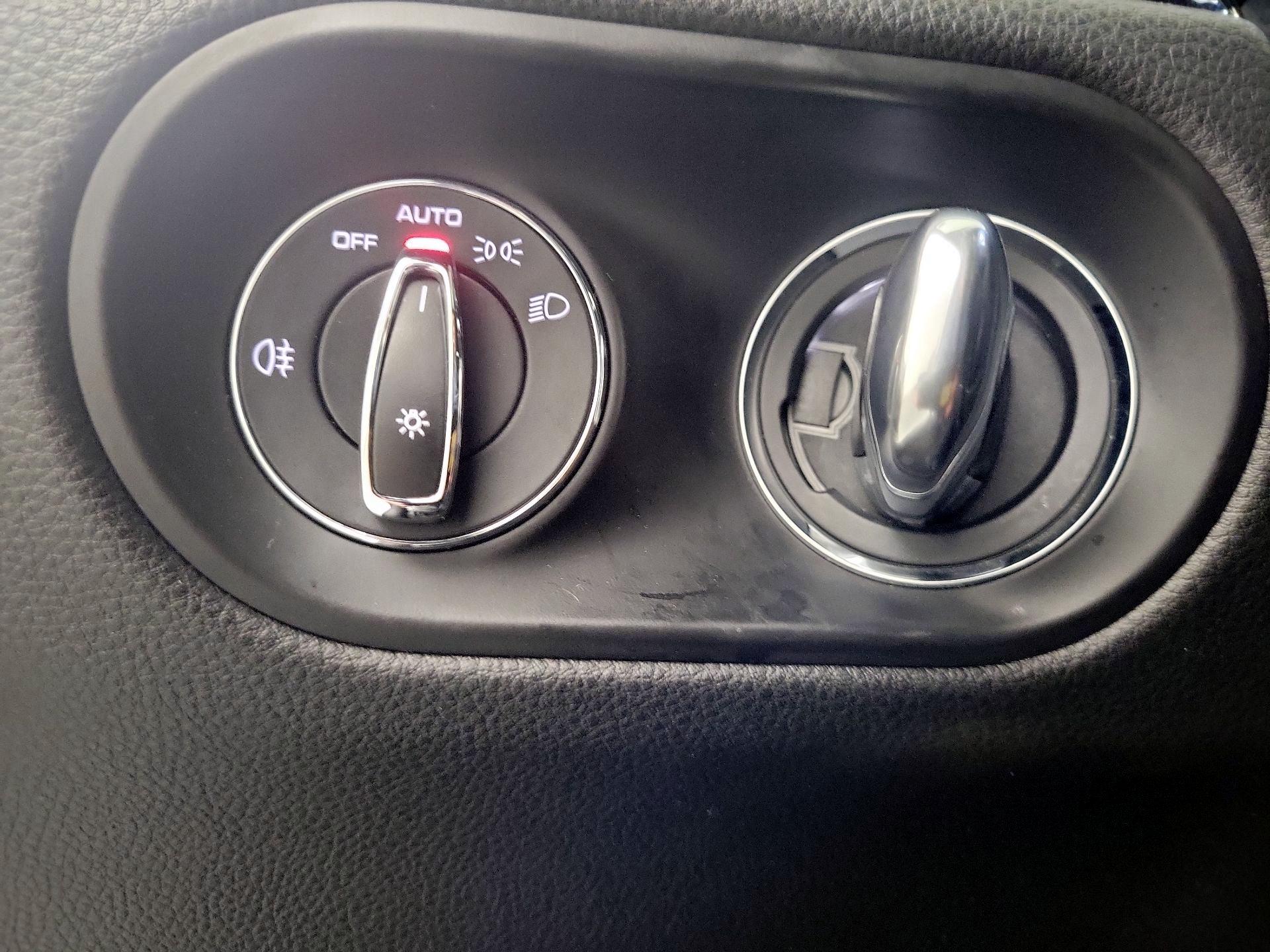 Thumbnail: 2023 Porsche Macan - 11