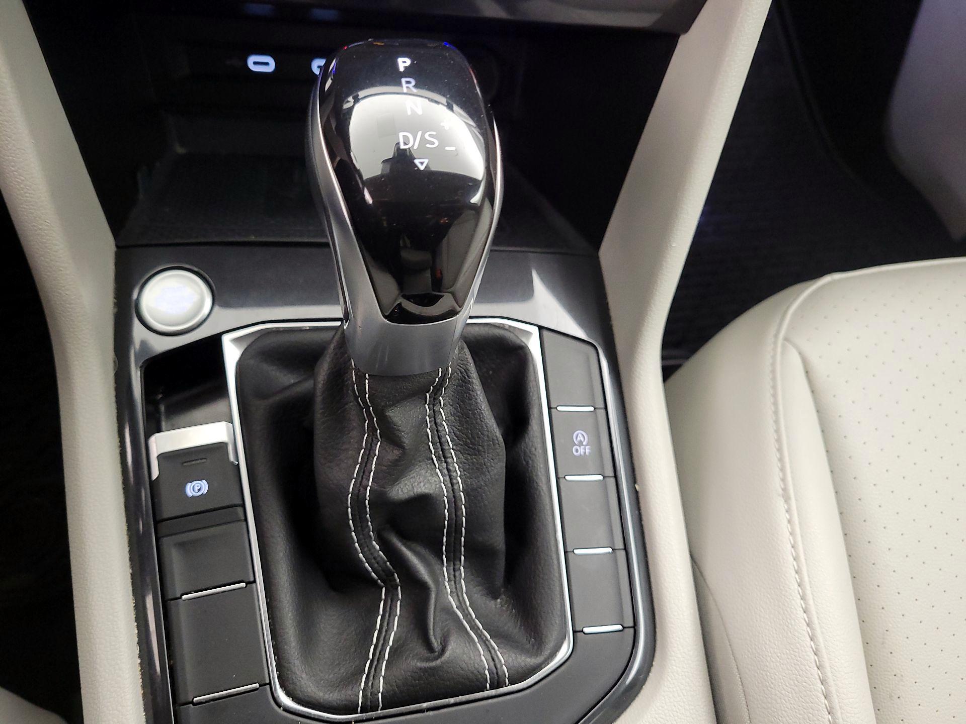 Thumbnail: 2022 Volkswagen Tiguan - 17