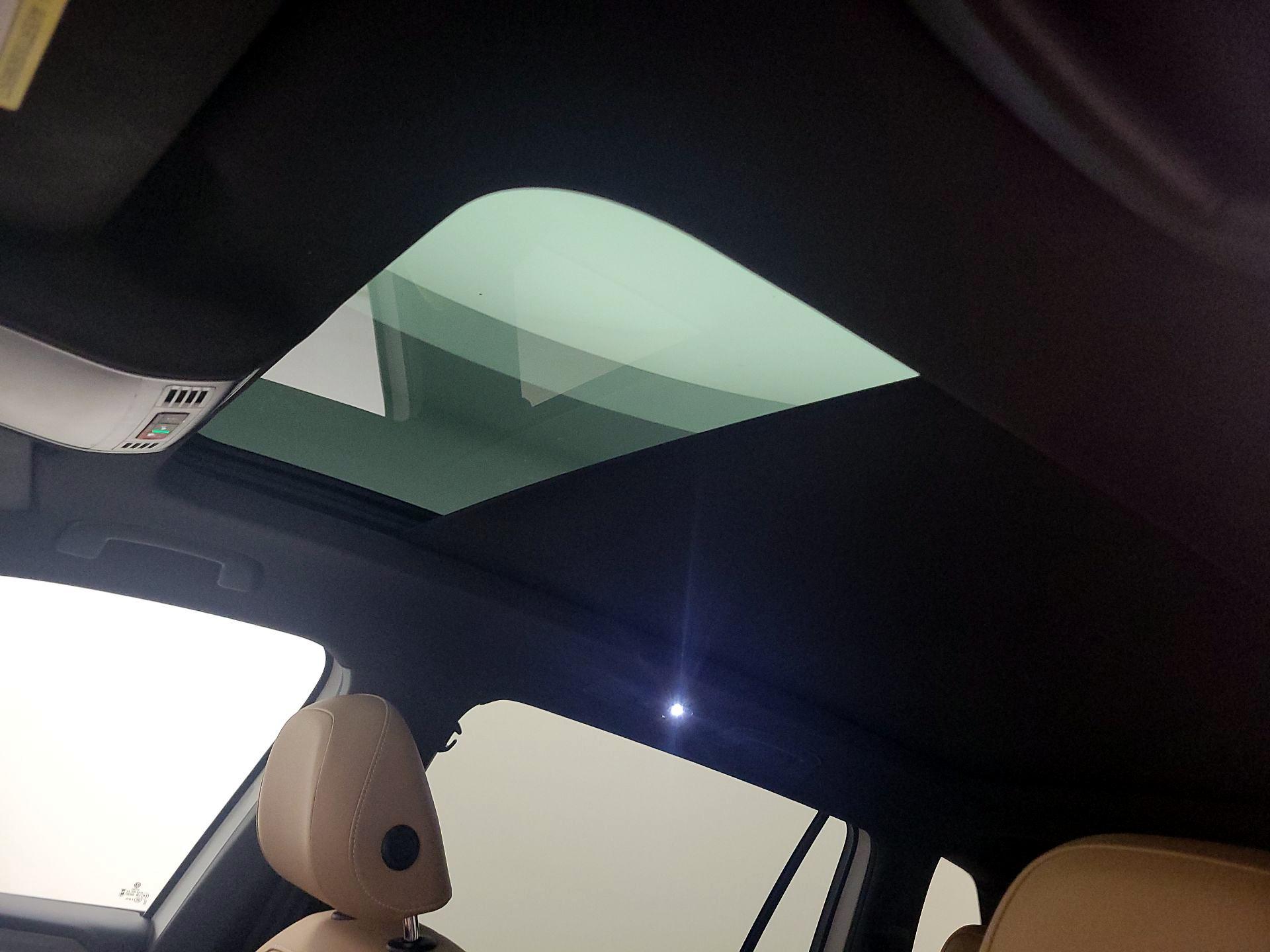 Thumbnail: 2023 Volkswagen Tiguan - 18