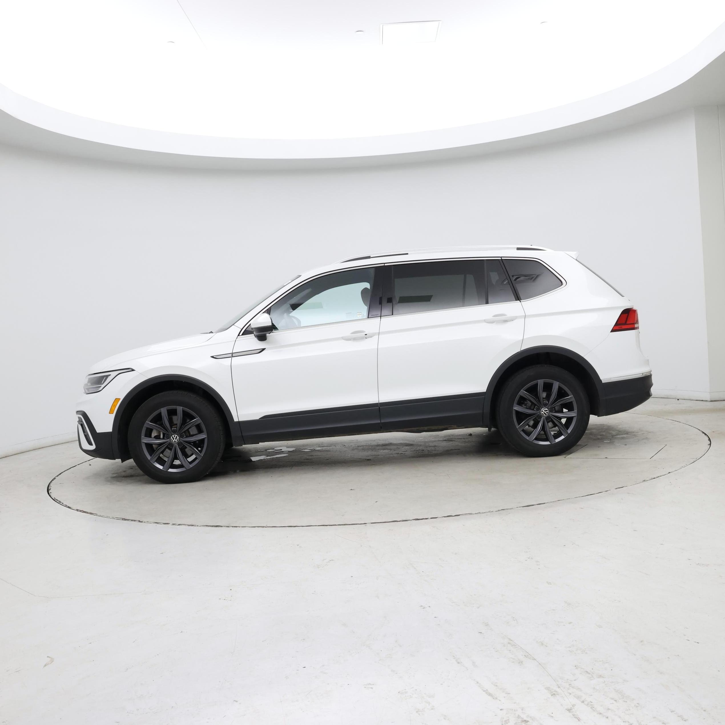 Thumbnail: 2023 Volkswagen Tiguan - 3