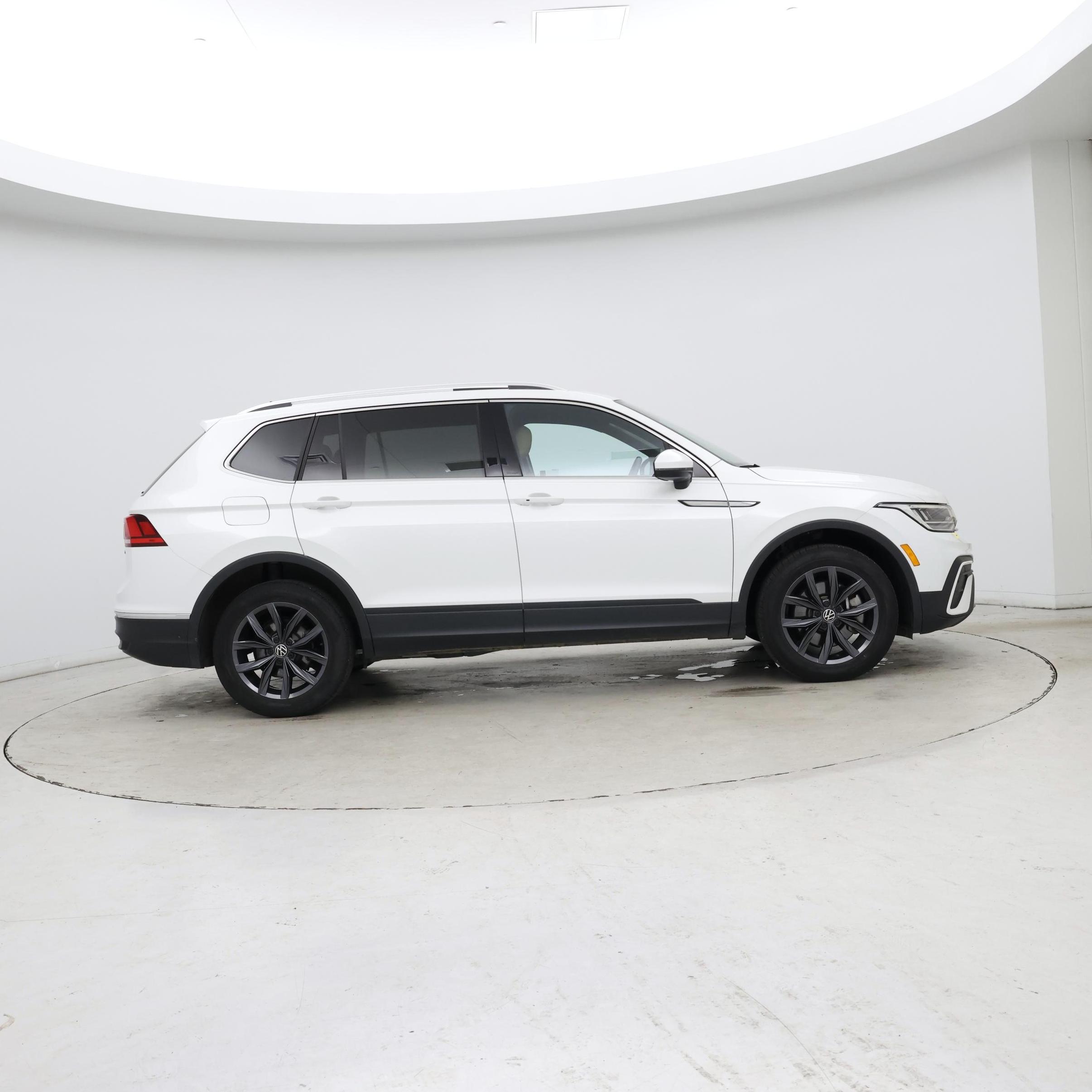 Thumbnail: 2023 Volkswagen Tiguan - 7