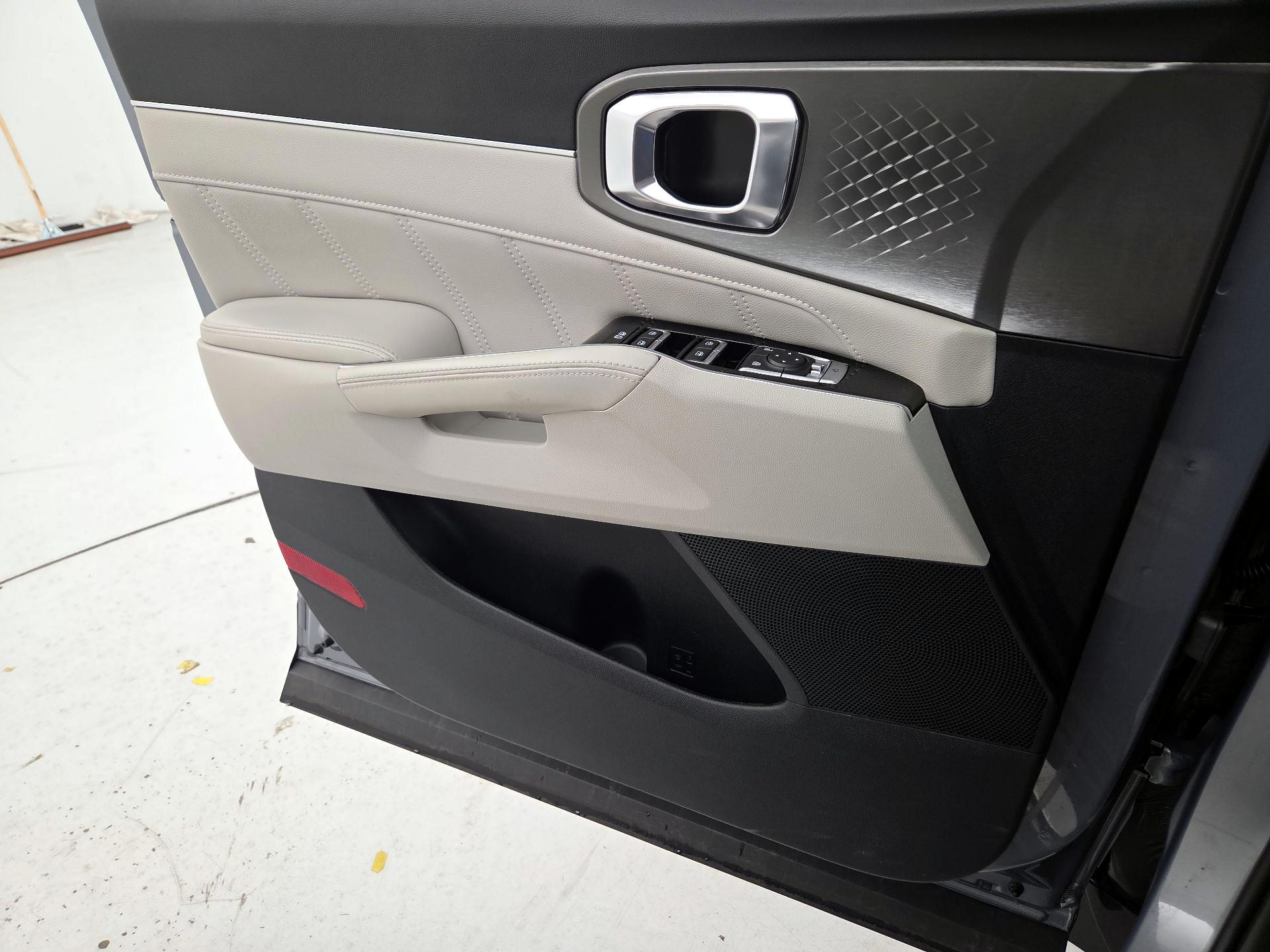 Thumbnail: 2023 Kia Sorento - 12