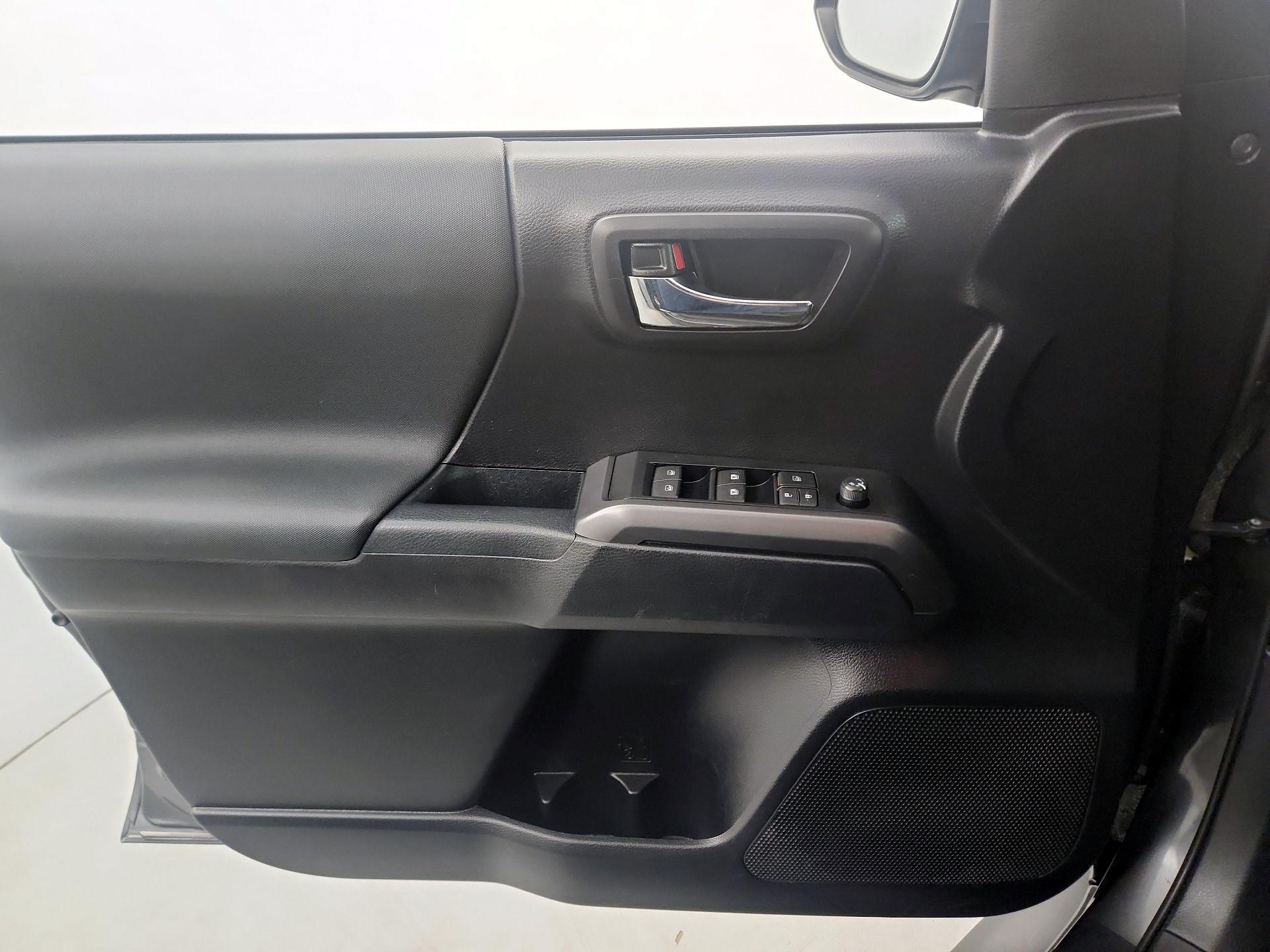 Thumbnail: 2020 Toyota Tacoma - 10