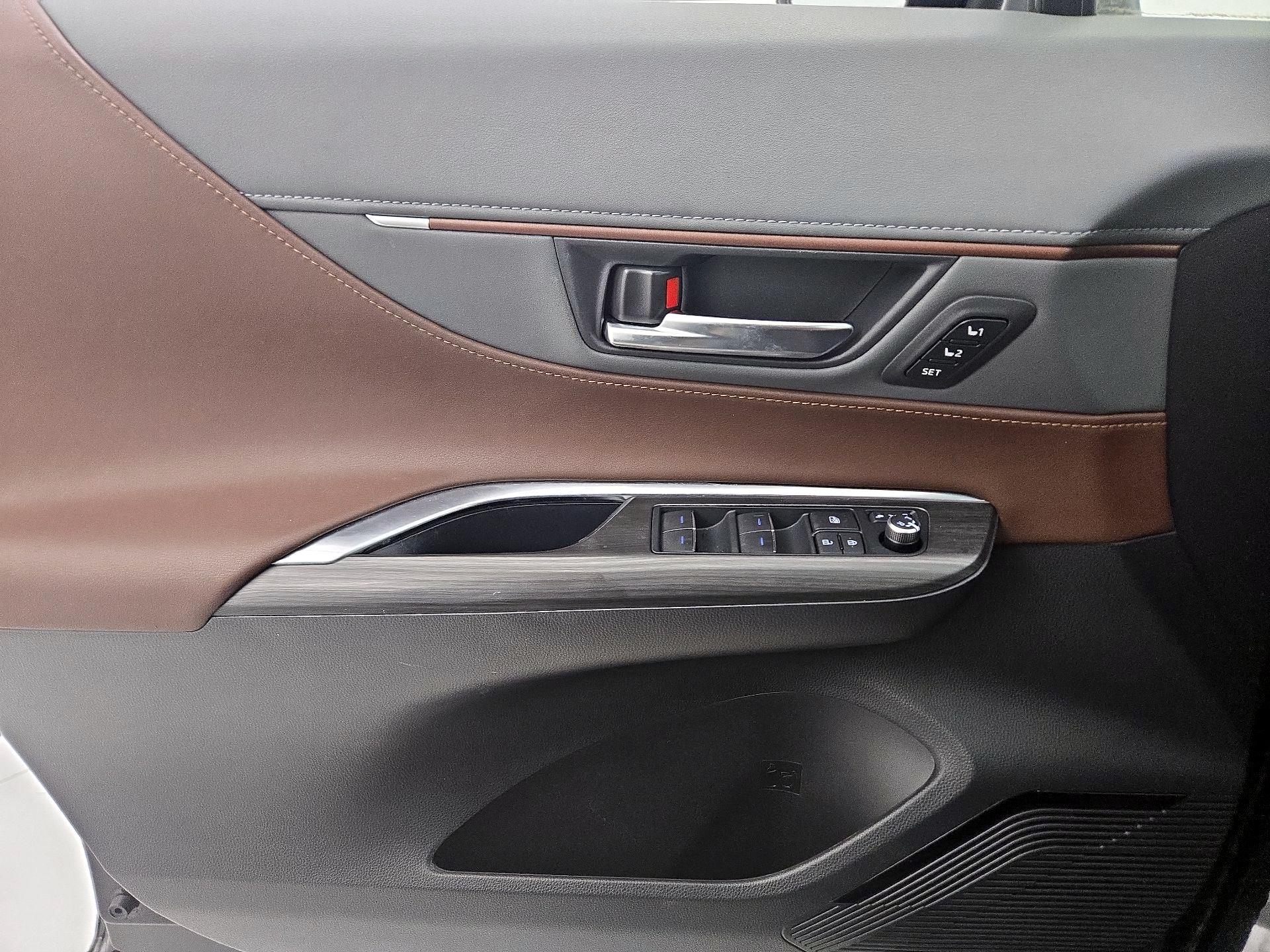 Thumbnail: 2021 Toyota Venza - 12